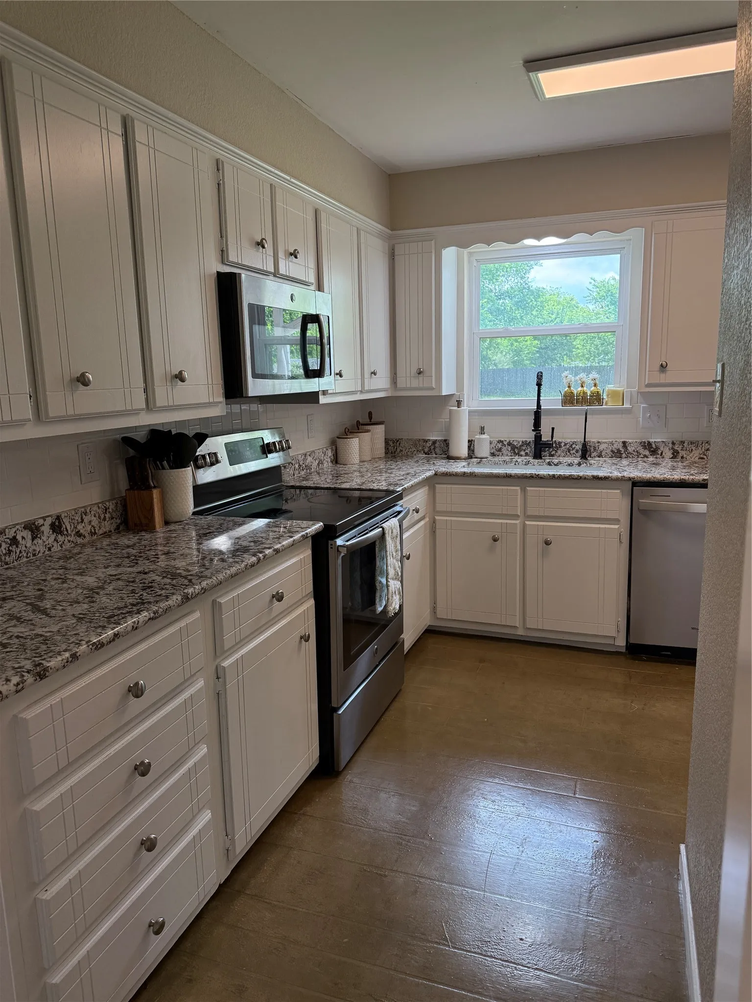 Single Family Residence For Sale in Erath County , 1530 W Groesbeck Street, Stephenville, Texas 76401, 3 Bedrooms, 2 Bathrooms, 1 Garage spaces, 1,207 Sqft, built in 1983, Price $285,000, mls#21322954, Real Estate Agent in Stephenville, Homes For Sale in Erath county, Homes For Sale in Stephenville, Realtor in Stephenville Texas, Real Estate Brokerage Independent Realty Texas, Luminita Cordes Realtor