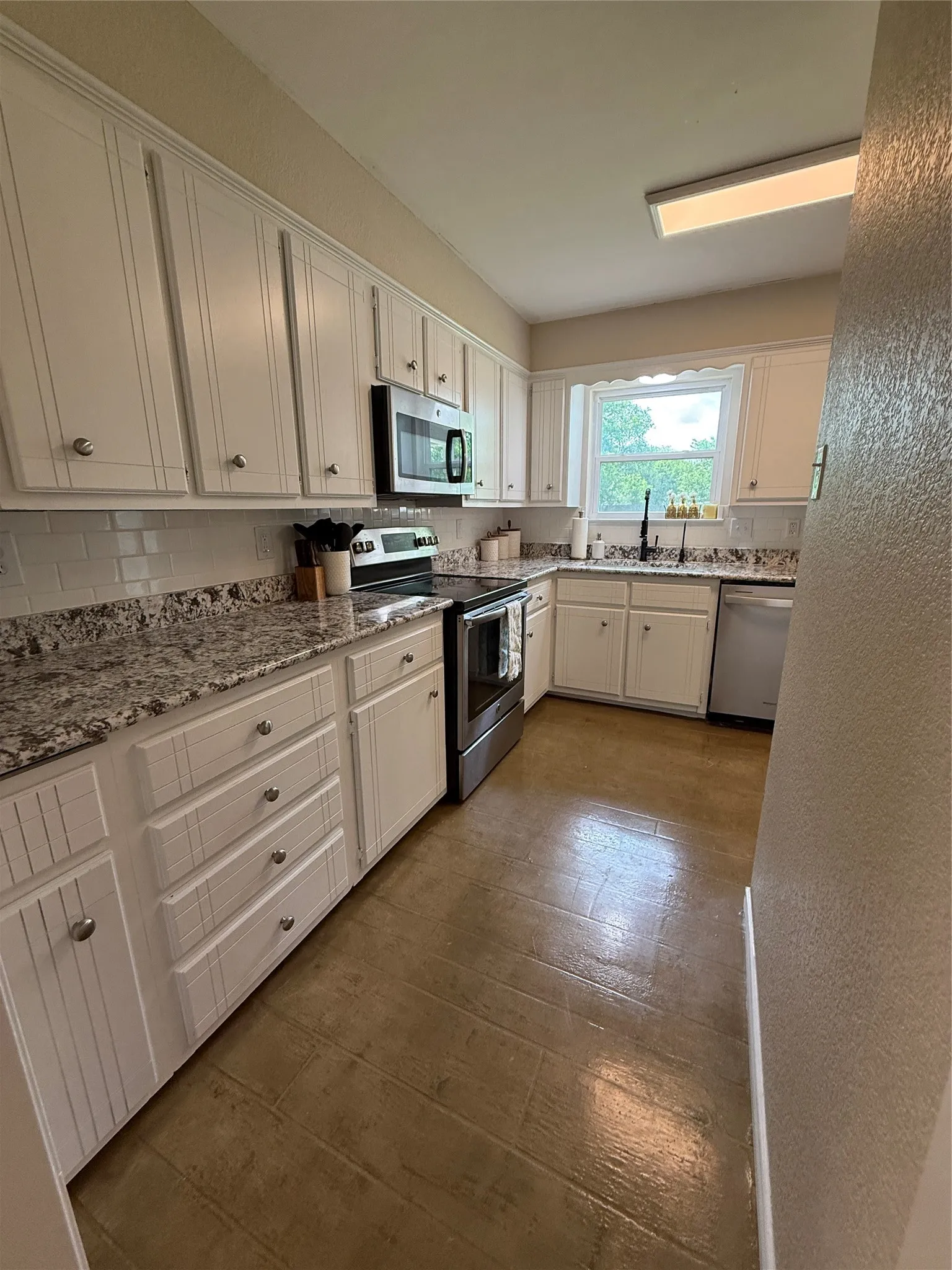 Single Family Residence For Sale in Erath County , 1530 W Groesbeck Street, Stephenville, Texas 76401, 3 Bedrooms, 2 Bathrooms, 1 Garage spaces, 1,207 Sqft, built in 1983, Price $285,000, mls#21322954, Real Estate Agent in Stephenville, Homes For Sale in Erath county, Homes For Sale in Stephenville, Realtor in Stephenville Texas, Real Estate Brokerage Independent Realty Texas, Luminita Cordes Realtor