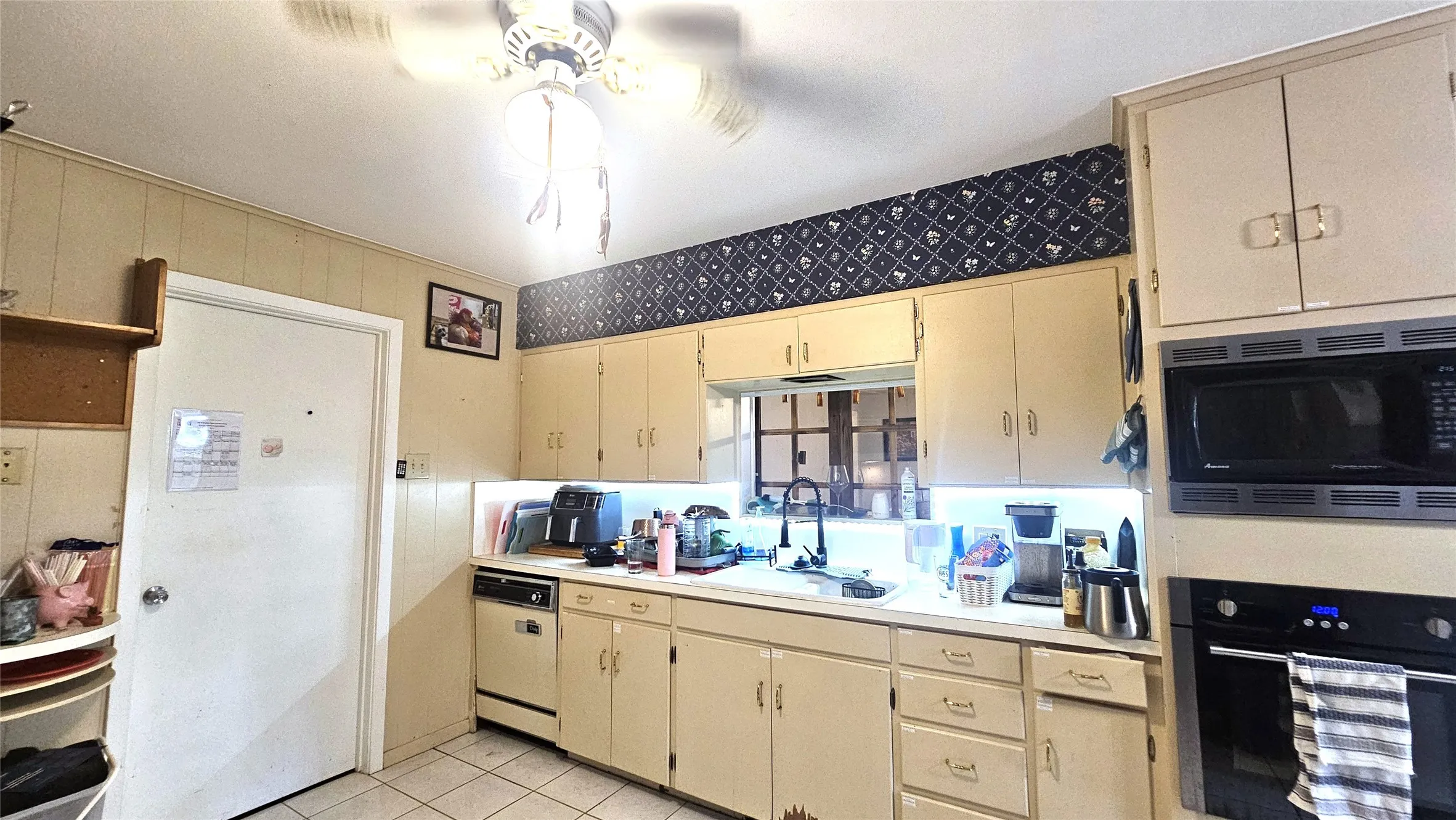 Single Family Residence For Rent in Denton County , 425 Mimosa Drive, Denton, Texas 76201, 6 Bedrooms, 3 Bathrooms, 2 Garage spaces, 2,230 Sqft, built in 1963, Price $2,800, mls#21327341, Real Estate Agent in Denton, Homes For Rent in Denton county, Homes For Rent in Denton, Realtor in Denton Texas, Real Estate Brokerage Independent Realty Texas, Luminita Cordes Realtor