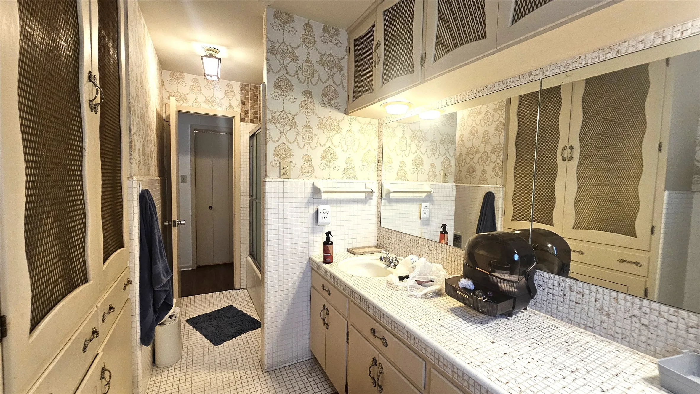 Single Family Residence For Rent in Denton County , 425 Mimosa Drive, Denton, Texas 76201, 6 Bedrooms, 3 Bathrooms, 2 Garage spaces, 2,230 Sqft, built in 1963, Price $2,800, mls#21327341, Real Estate Agent in Denton, Homes For Rent in Denton county, Homes For Rent in Denton, Realtor in Denton Texas, Real Estate Brokerage Independent Realty Texas, Luminita Cordes Realtor