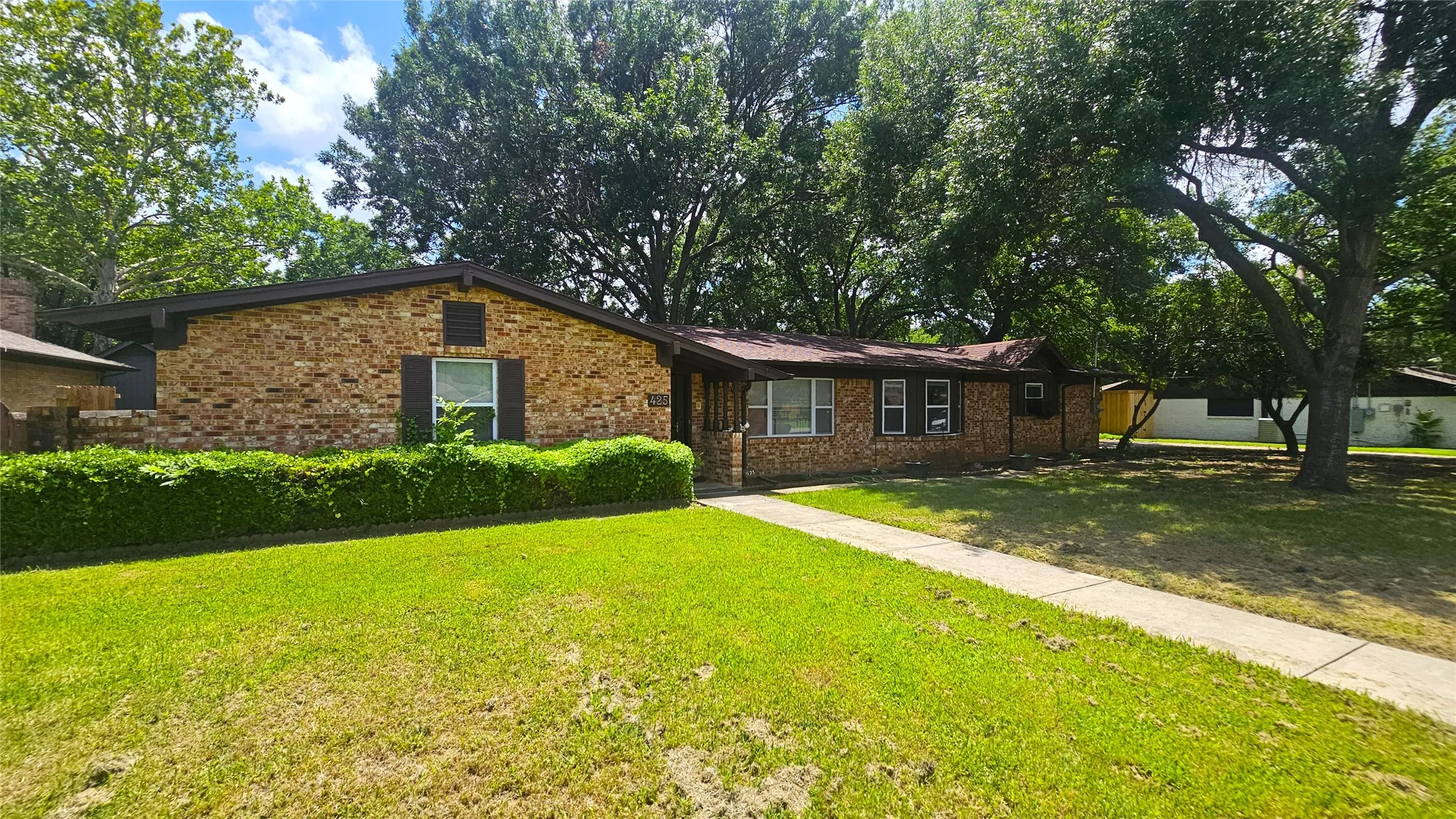 Single Family Residence For Rent in Denton County , 425 Mimosa Drive, Denton, Texas 76201, 6 Bedrooms, 3 Bathrooms, 2 Garage spaces, 2,230 Sqft, built in 1963, Price $2,800, mls#21327341, Real Estate Agent in Denton, Homes For Rent in Denton county, Homes For Rent in Denton, Realtor in Denton Texas, Real Estate Brokerage Independent Realty Texas, Luminita Cordes Realtor