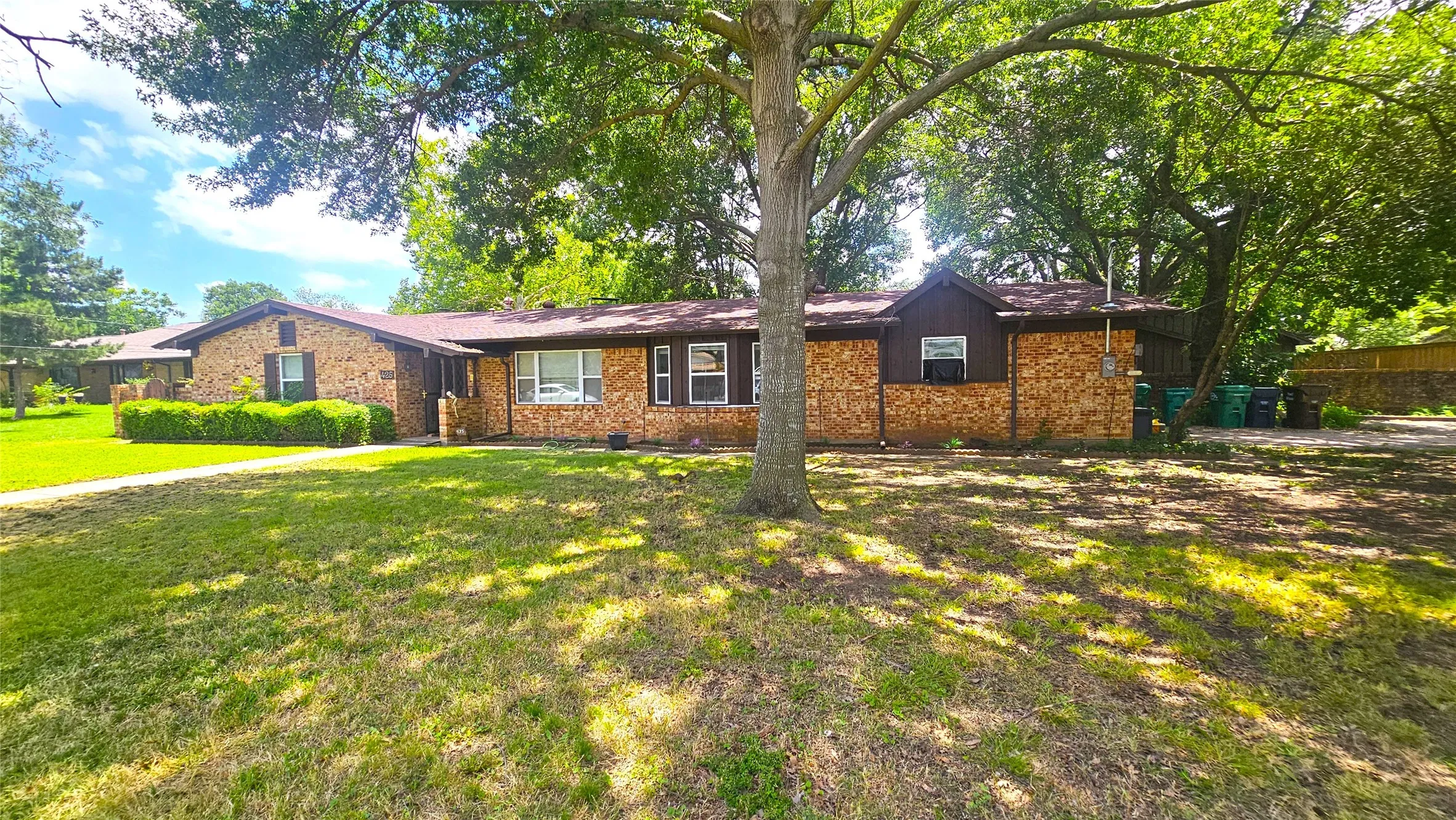 Single Family Residence For Rent in Denton County , 425 Mimosa Drive, Denton, Texas 76201, 6 Bedrooms, 3 Bathrooms, 2 Garage spaces, 2,230 Sqft, built in 1963, Price $2,800, mls#21327341, Real Estate Agent in Denton, Homes For Rent in Denton county, Homes For Rent in Denton, Realtor in Denton Texas, Real Estate Brokerage Independent Realty Texas, Luminita Cordes Realtor