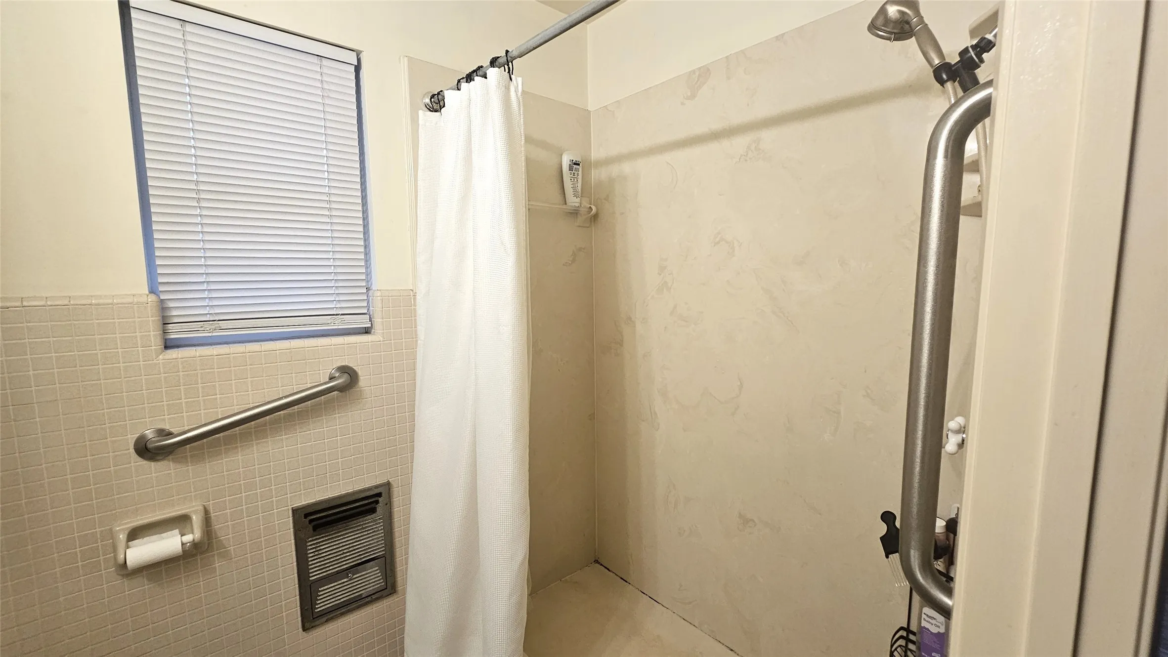 Single Family Residence For Rent in Denton County , 425 Mimosa Drive, Denton, Texas 76201, 6 Bedrooms, 3 Bathrooms, 2 Garage spaces, 2,230 Sqft, built in 1963, Price $2,800, mls#21327341, Real Estate Agent in Denton, Homes For Rent in Denton county, Homes For Rent in Denton, Realtor in Denton Texas, Real Estate Brokerage Independent Realty Texas, Luminita Cordes Realtor