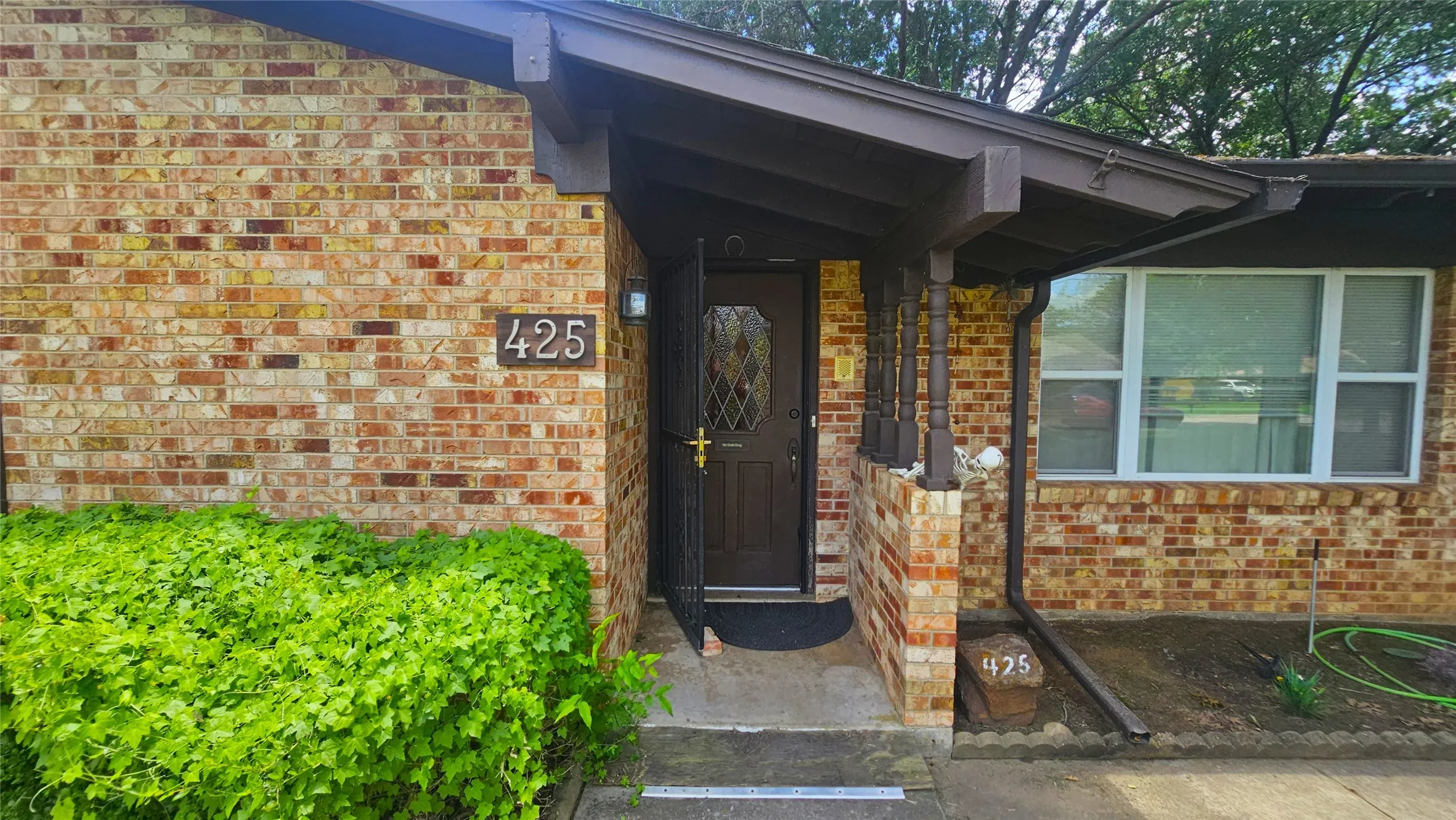 Single Family Residence For Rent in Denton County , 425 Mimosa Drive, Denton, Texas 76201, 6 Bedrooms, 3 Bathrooms, 2 Garage spaces, 2,230 Sqft, built in 1963, Price $2,800, mls#21327341, Real Estate Agent in Denton, Homes For Rent in Denton county, Homes For Rent in Denton, Realtor in Denton Texas, Real Estate Brokerage Independent Realty Texas, Luminita Cordes Realtor
