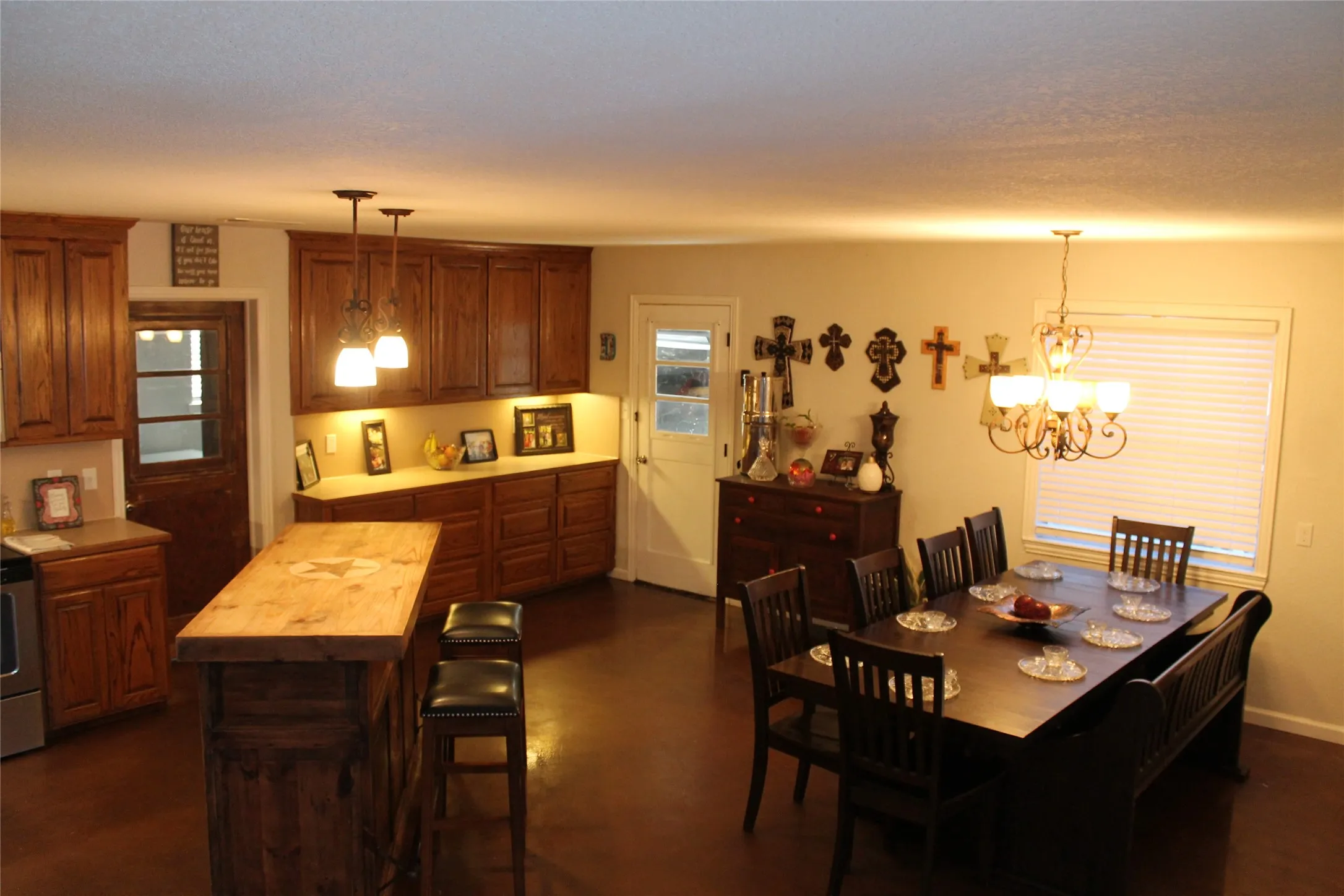 Single Family Residence For Sale in Wise County , 121 Port O Call Court, Runaway Bay, Texas 76426, 3 Bedroom, 3 Bathroom, 2 Garage spaces, 3,326 Sqft, built in 1978, mls#21317632, Real Estate Agent in Runaway Bay, Homes For Sale in Wise county, Homes For Sale in Runaway Bay, Realtor in Runaway Bay Texas, Real Estate Brokerage Independent Realty Texas, Luminita Cordes Realtor