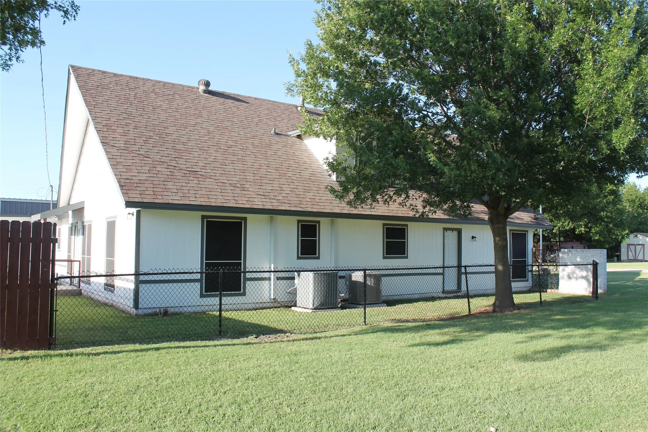 Single Family Residence For Sale in Wise County , 121 Port O Call Court, Runaway Bay, Texas 76426, 3 Bedroom, 3 Bathroom, 2 Garage spaces, 3,326 Sqft, built in 1978, mls#21317632, Real Estate Agent in Runaway Bay, Homes For Sale in Wise county, Homes For Sale in Runaway Bay, Realtor in Runaway Bay Texas, Real Estate Brokerage Independent Realty Texas, Luminita Cordes Realtor