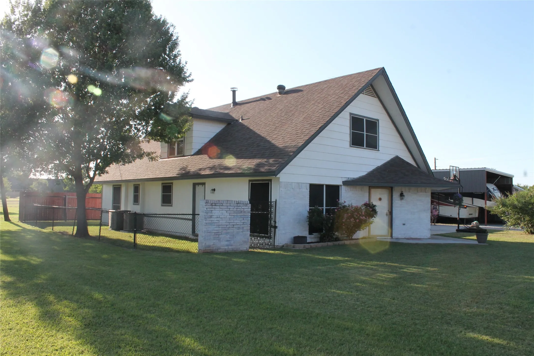 Single Family Residence For Sale in Wise County , 121 Port O Call Court, Runaway Bay, Texas 76426, 3 Bedroom, 3 Bathroom, 2 Garage spaces, 3,326 Sqft, built in 1978, mls#21317632, Real Estate Agent in Runaway Bay, Homes For Sale in Wise county, Homes For Sale in Runaway Bay, Realtor in Runaway Bay Texas, Real Estate Brokerage Independent Realty Texas, Luminita Cordes Realtor