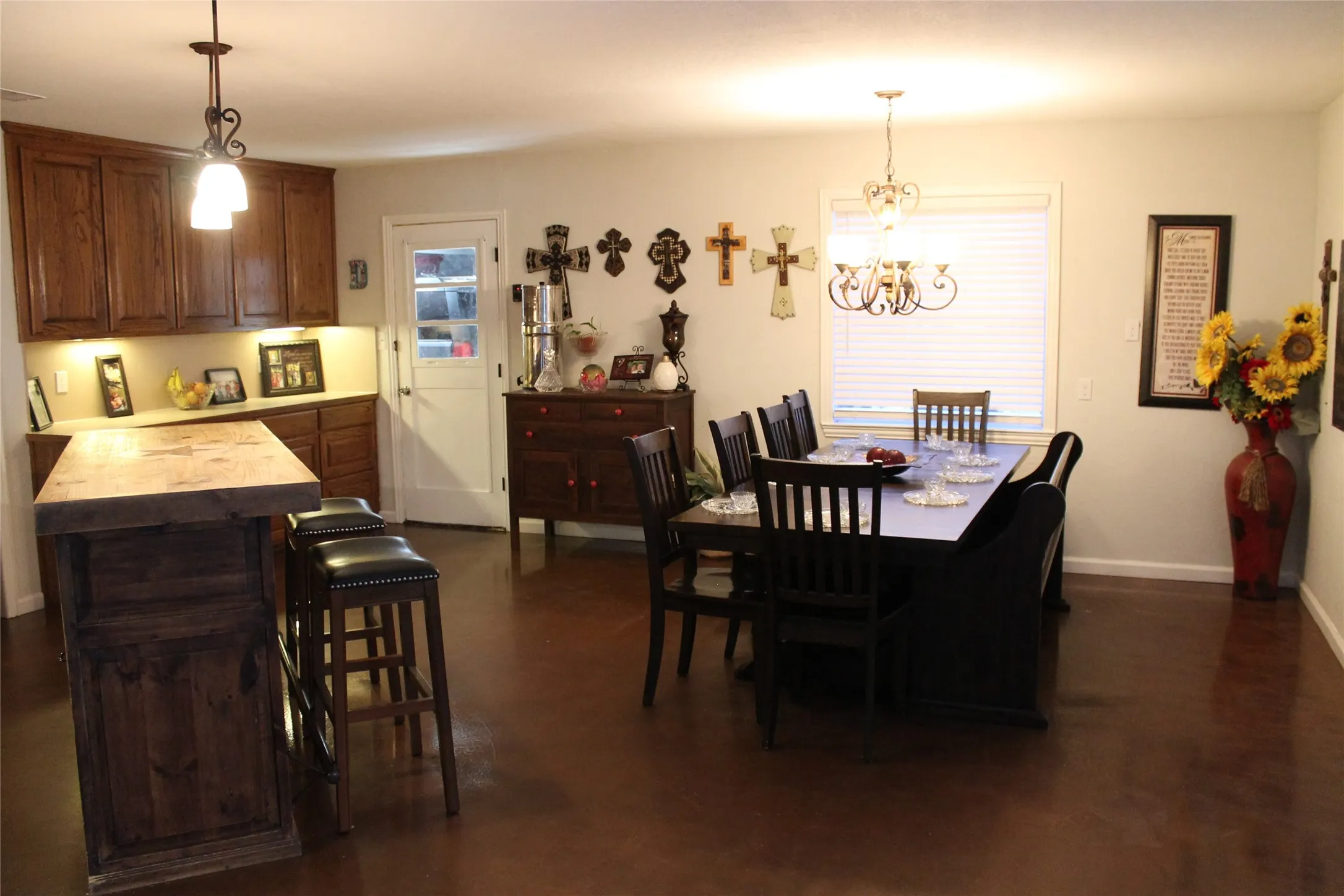 Single Family Residence For Sale in Wise County , 121 Port O Call Court, Runaway Bay, Texas 76426, 3 Bedroom, 3 Bathroom, 2 Garage spaces, 3,326 Sqft, built in 1978, mls#21317632, Real Estate Agent in Runaway Bay, Homes For Sale in Wise county, Homes For Sale in Runaway Bay, Realtor in Runaway Bay Texas, Real Estate Brokerage Independent Realty Texas, Luminita Cordes Realtor