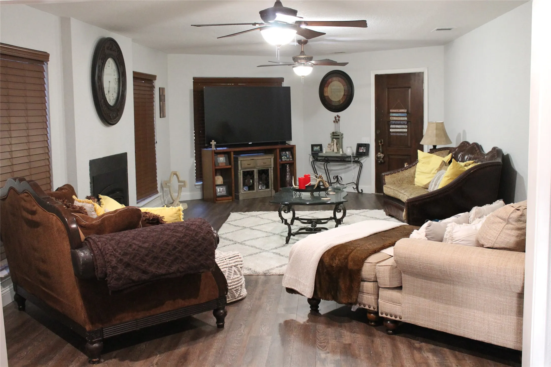 Single Family Residence For Sale in Wise County , 121 Port O Call Court, Runaway Bay, Texas 76426, 3 Bedroom, 3 Bathroom, 2 Garage spaces, 3,326 Sqft, built in 1978, mls#21317632, Real Estate Agent in Runaway Bay, Homes For Sale in Wise county, Homes For Sale in Runaway Bay, Realtor in Runaway Bay Texas, Real Estate Brokerage Independent Realty Texas, Luminita Cordes Realtor