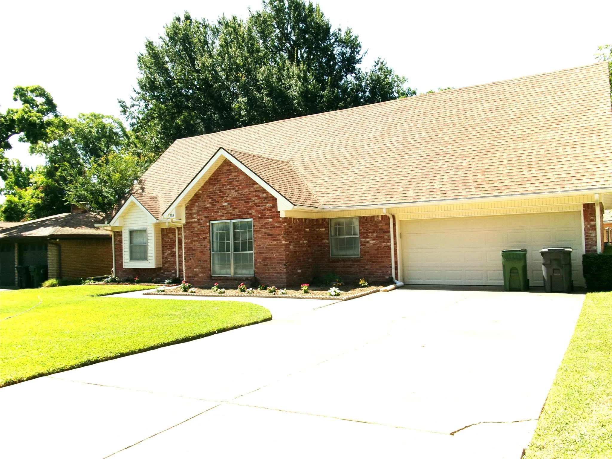 Single Family Residence For Sale in Tarrant County , 1208 Academy Drive, Arlington, Texas 76013, 5 Bedroom, 3 Bathroom, 2 Garage spaces, 2,303 Sqft, built in 1964, mls#21323751, Real Estate Agent in Arlington, Homes For Sale in Tarrant county, Homes For Sale in Arlington, Realtor in Arlington Texas, Real Estate Brokerage Independent Realty Texas, Luminita Cordes Realtor