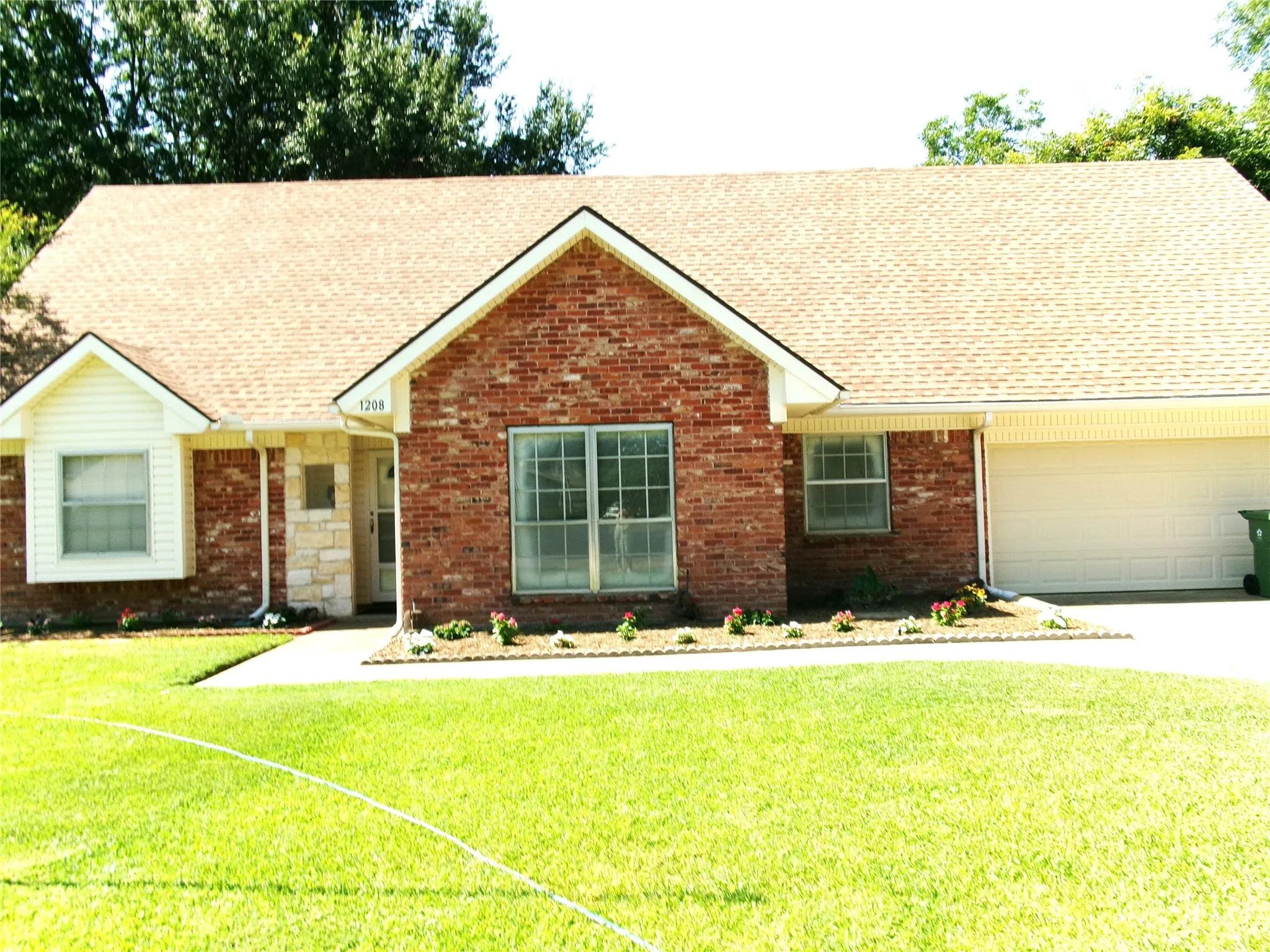 Single Family Residence For Sale in Tarrant County , 1208 Academy Drive, Arlington, Texas 76013, 5 Bedroom, 3 Bathroom, 2 Garage spaces, 2,303 Sqft, built in 1964, mls#21323751, Real Estate Agent in Arlington, Homes For Sale in Tarrant county, Homes For Sale in Arlington, Realtor in Arlington Texas, Real Estate Brokerage Independent Realty Texas, Luminita Cordes Realtor