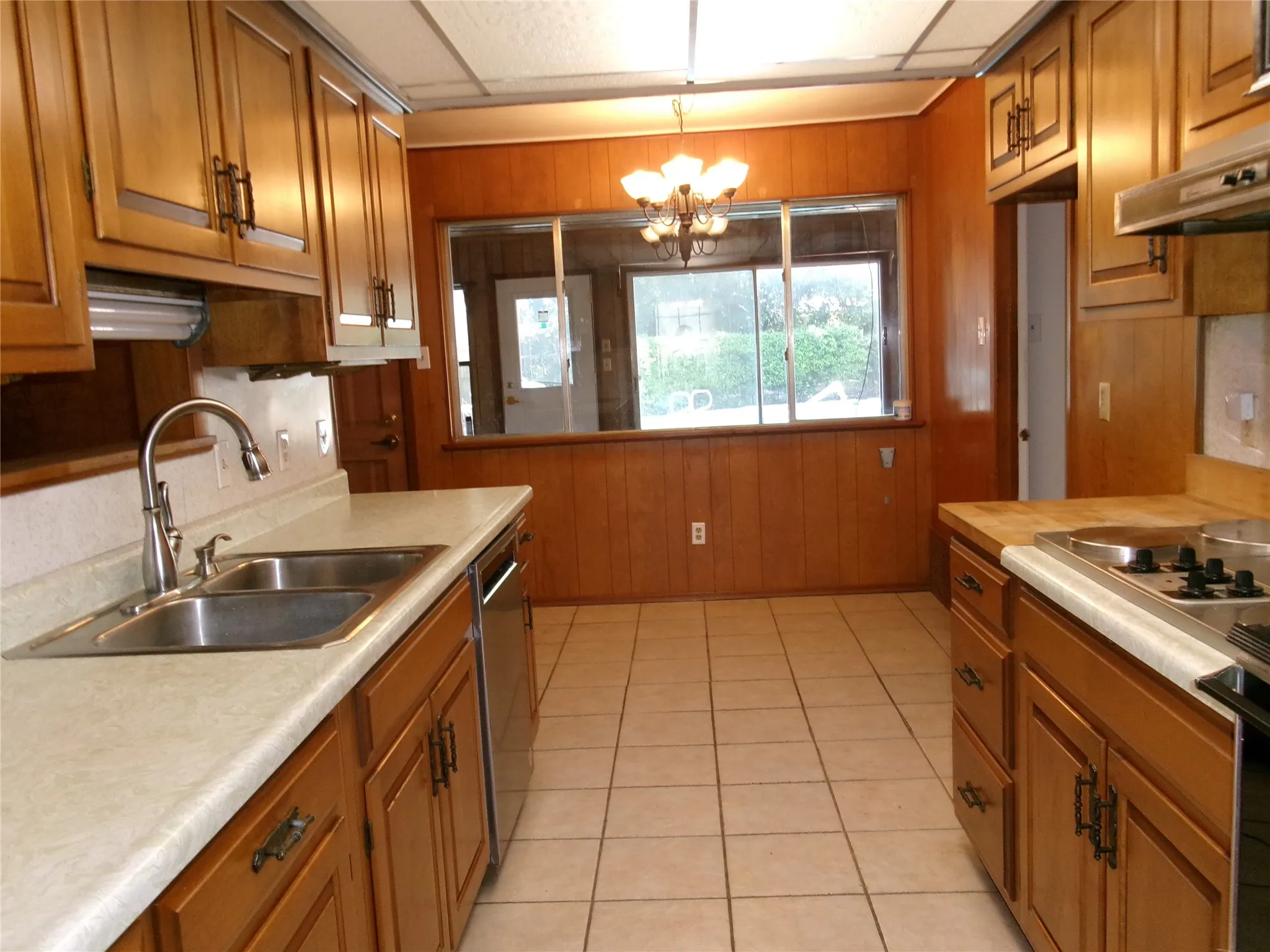 Single Family Residence For Sale in Tarrant County , 1208 Academy Drive, Arlington, Texas 76013, 5 Bedroom, 3 Bathroom, 2 Garage spaces, 2,303 Sqft, built in 1964, mls#21323751, Real Estate Agent in Arlington, Homes For Sale in Tarrant county, Homes For Sale in Arlington, Realtor in Arlington Texas, Real Estate Brokerage Independent Realty Texas, Luminita Cordes Realtor