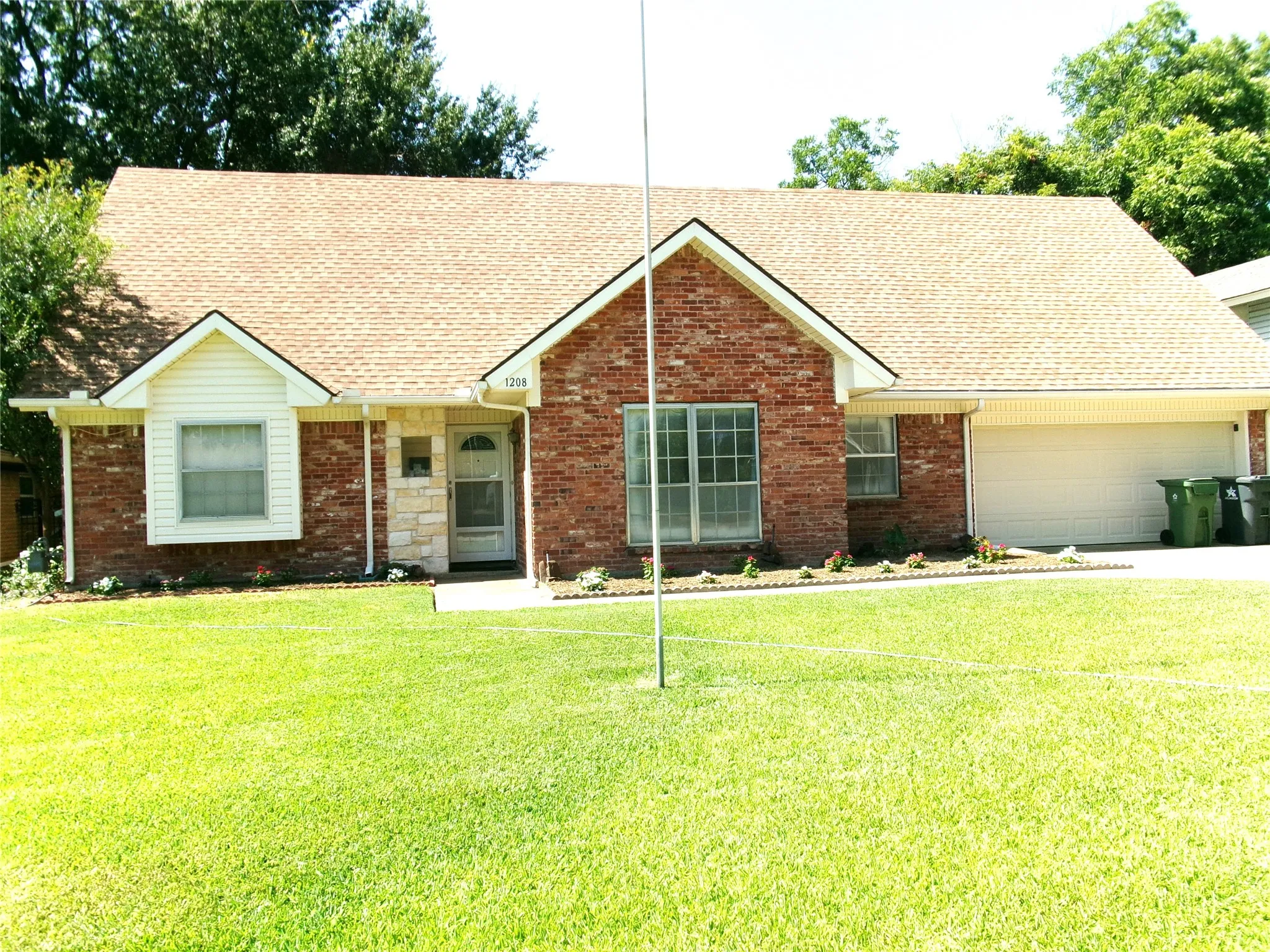 Single Family Residence For Sale in Tarrant County , 1208 Academy Drive, Arlington, Texas 76013, 5 Bedroom, 3 Bathroom, 2 Garage spaces, 2,303 Sqft, built in 1964, mls#21323751, Real Estate Agent in Arlington, Homes For Sale in Tarrant county, Homes For Sale in Arlington, Realtor in Arlington Texas, Real Estate Brokerage Independent Realty Texas, Luminita Cordes Realtor