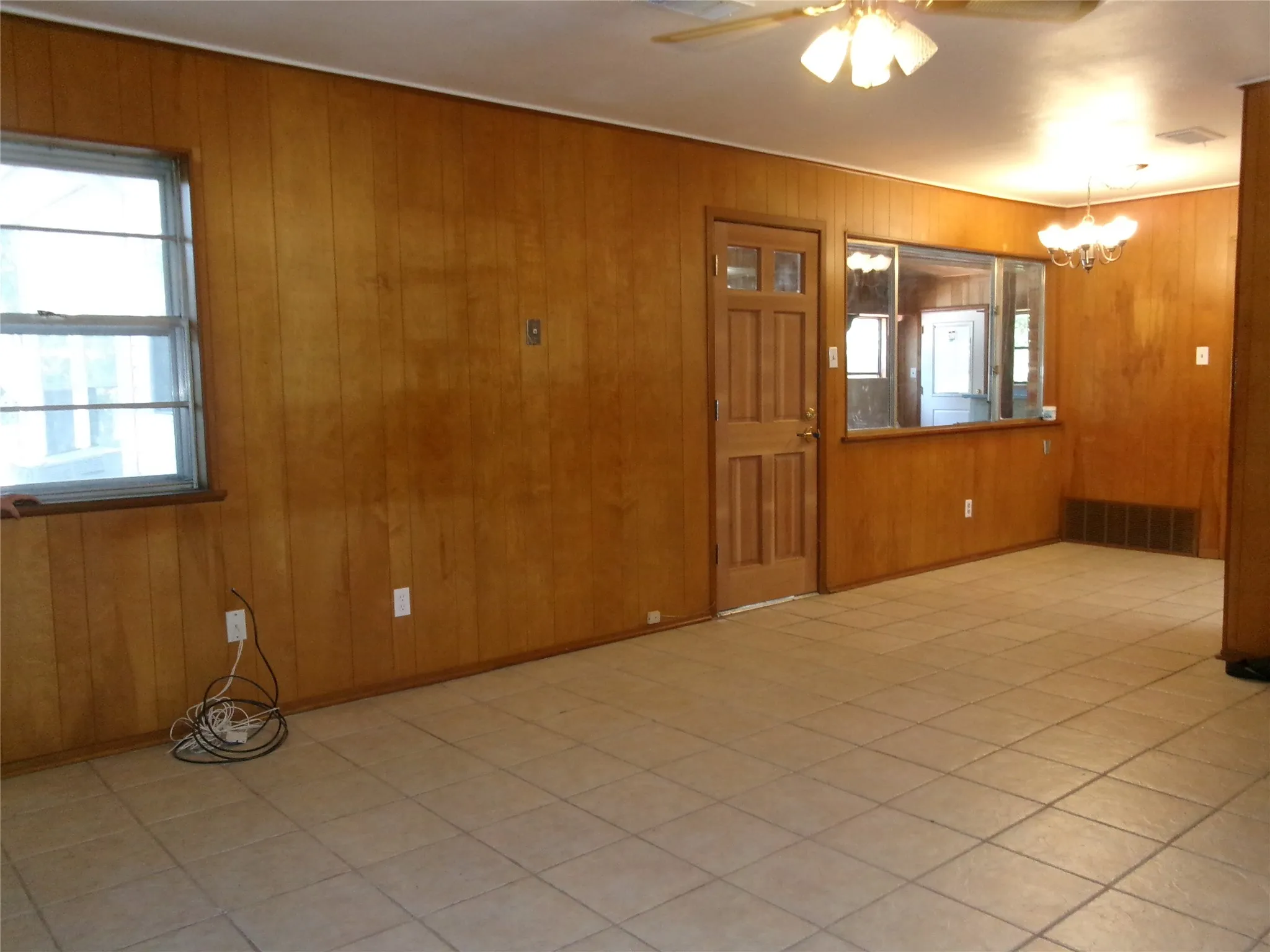 Single Family Residence For Sale in Tarrant County , 1208 Academy Drive, Arlington, Texas 76013, 5 Bedroom, 3 Bathroom, 2 Garage spaces, 2,303 Sqft, built in 1964, mls#21323751, Real Estate Agent in Arlington, Homes For Sale in Tarrant county, Homes For Sale in Arlington, Realtor in Arlington Texas, Real Estate Brokerage Independent Realty Texas, Luminita Cordes Realtor