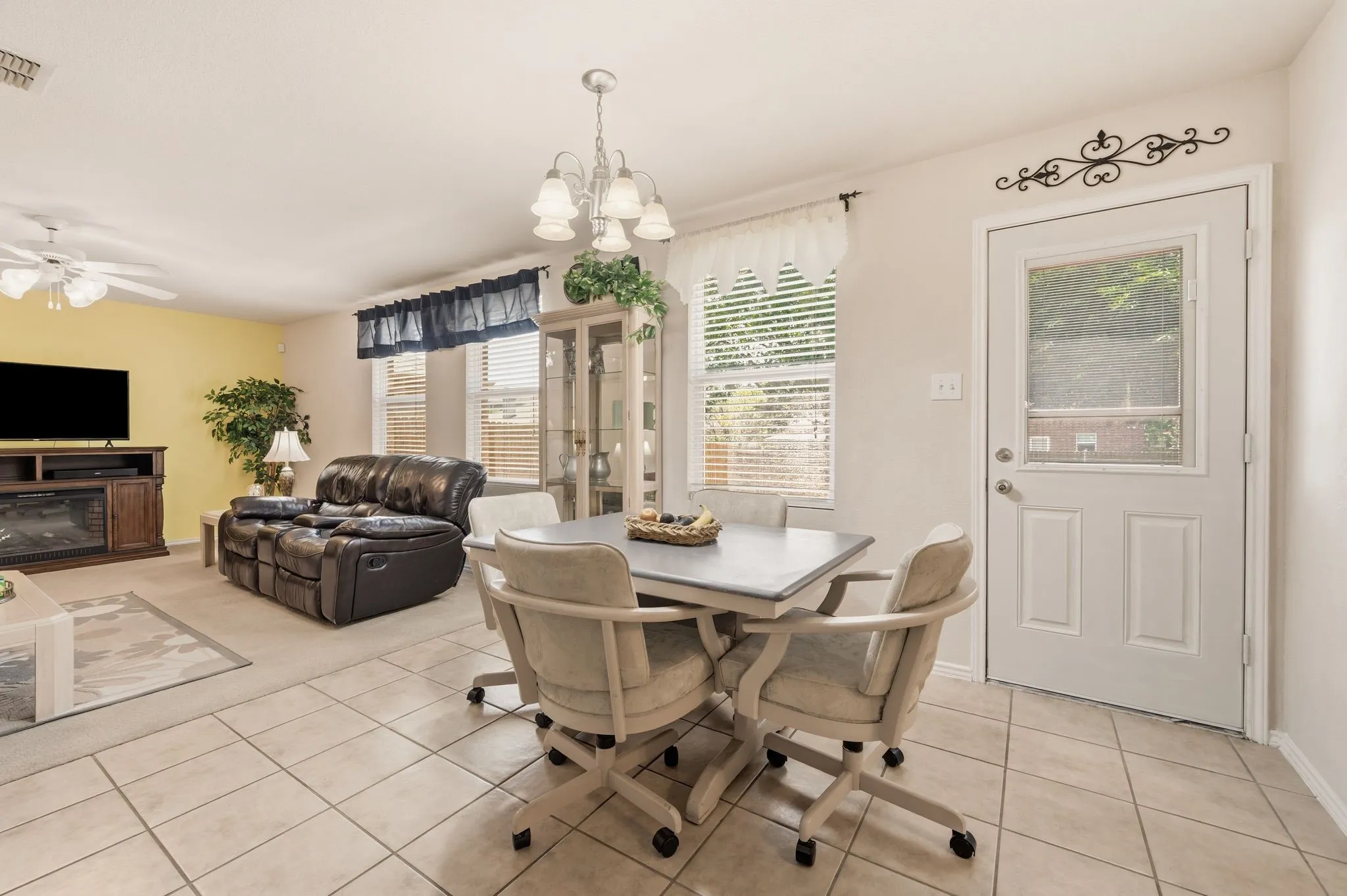 Single Family Residence For Sale in Denton County , 1828 Kittredge Way, Fort Worth, Texas 76247, 3 Bedroom, 3 Bathroom, 2 Garage spaces, 2,318 Sqft, built in 2006, mls#21319032, Real Estate Agent in Fort Worth, Homes For Sale in Denton county, Homes For Sale in Fort Worth, Realtor in Fort Worth Texas, Real Estate Brokerage Independent Realty Texas, Luminita Cordes Realtor