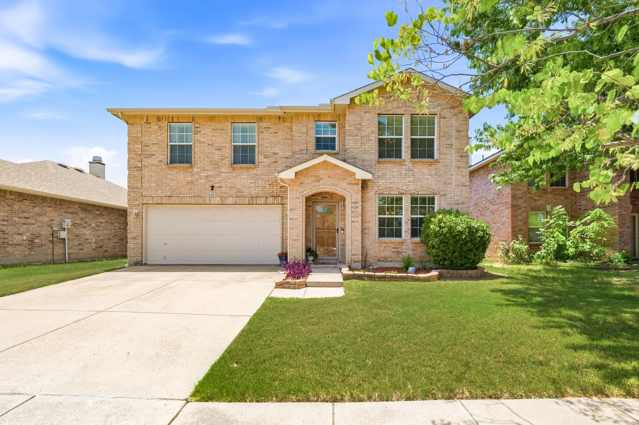 Single Family Residence For Sale in Denton County , 1828 Kittredge Way, Fort Worth, Texas 76247, 3 Bedroom, 3 Bathroom, 2 Garage spaces, 2,318 Sqft, built in 2006, mls#21319032, Real Estate Agent in Fort Worth, Homes For Sale in Denton county, Homes For Sale in Fort Worth, Realtor in Fort Worth Texas, Real Estate Brokerage Independent Realty Texas, Luminita Cordes Realtor
