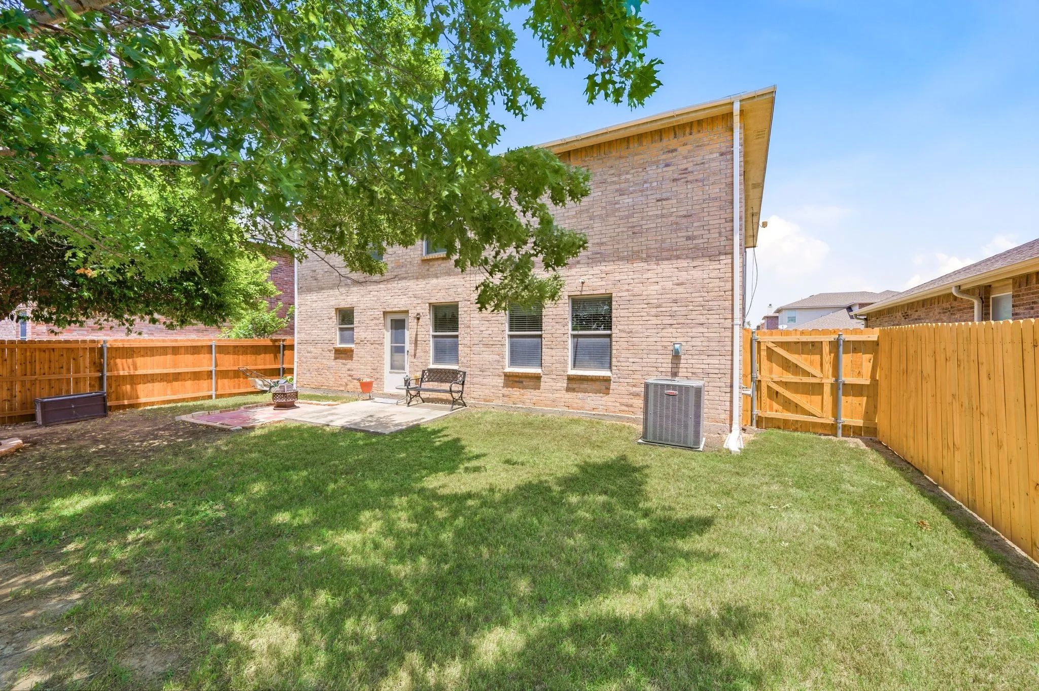 Single Family Residence For Sale in Denton County , 1828 Kittredge Way, Fort Worth, Texas 76247, 3 Bedroom, 3 Bathroom, 2 Garage spaces, 2,318 Sqft, built in 2006, mls#21319032, Real Estate Agent in Fort Worth, Homes For Sale in Denton county, Homes For Sale in Fort Worth, Realtor in Fort Worth Texas, Real Estate Brokerage Independent Realty Texas, Luminita Cordes Realtor