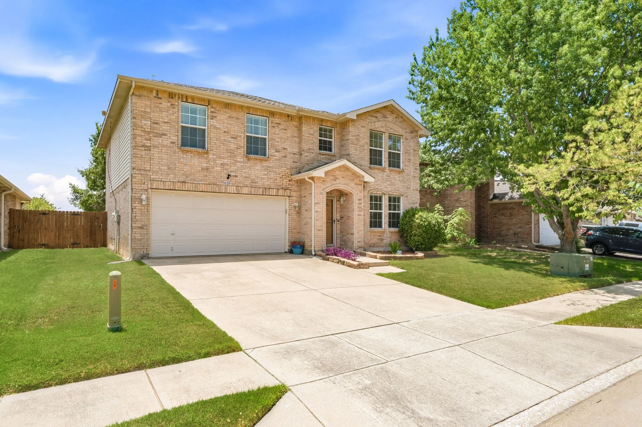 Single Family Residence For Sale in Denton County , 1828 Kittredge Way, Fort Worth, Texas 76247, 3 Bedroom, 3 Bathroom, 2 Garage spaces, 2,318 Sqft, built in 2006, mls#21319032, Real Estate Agent in Fort Worth, Homes For Sale in Denton county, Homes For Sale in Fort Worth, Realtor in Fort Worth Texas, Real Estate Brokerage Independent Realty Texas, Luminita Cordes Realtor