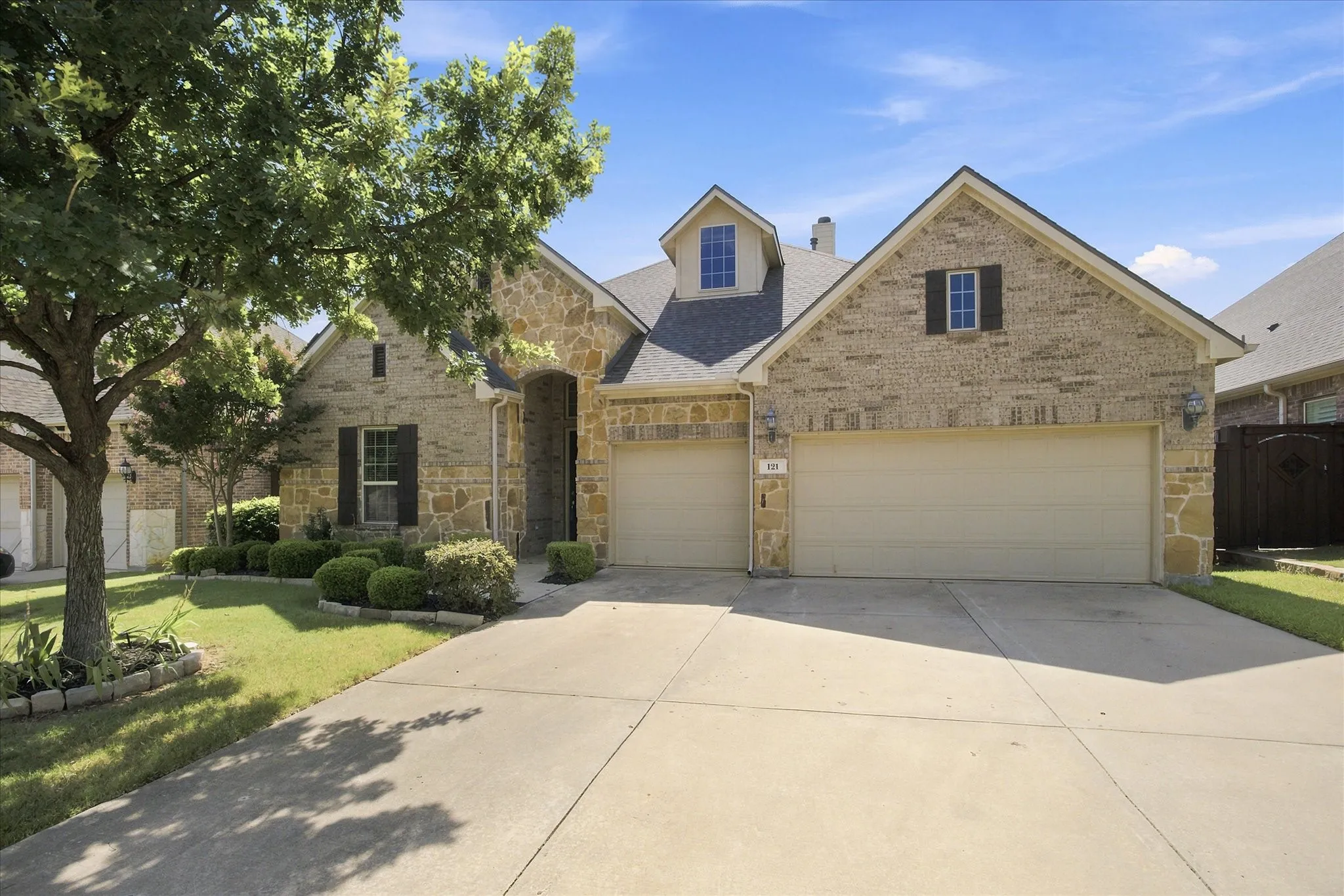 Single Family Residence For Sale in Denton County , 121 Oakwood Lane, Hickory Creek, Texas 75065, 4 Bedroom, 3 Bathroom, 3 Garage spaces, 2,942 Sqft, built in 2014, mls#21302463, Real Estate Agent in Hickory Creek, Homes For Sale in Denton county, Homes For Sale in Hickory Creek, Realtor in Hickory Creek Texas, Real Estate Brokerage Independent Realty Texas, Luminita Cordes Realtor