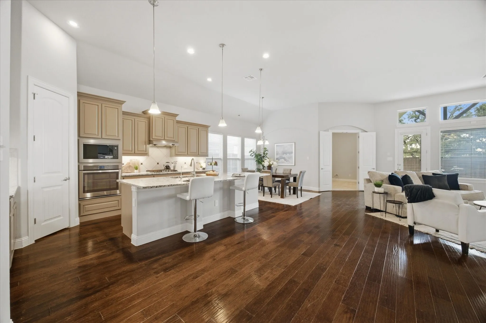 Single Family Residence For Sale in Denton County , 121 Oakwood Lane, Hickory Creek, Texas 75065, 4 Bedroom, 3 Bathroom, 3 Garage spaces, 2,942 Sqft, built in 2014, mls#21302463, Real Estate Agent in Hickory Creek, Homes For Sale in Denton county, Homes For Sale in Hickory Creek, Realtor in Hickory Creek Texas, Real Estate Brokerage Independent Realty Texas, Luminita Cordes Realtor