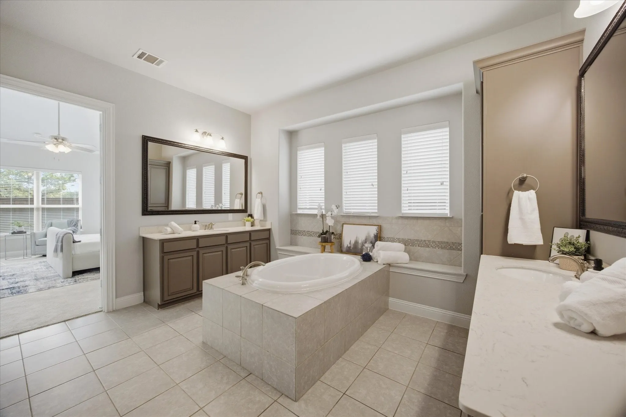 Single Family Residence For Sale in Denton County , 121 Oakwood Lane, Hickory Creek, Texas 75065, 4 Bedroom, 3 Bathroom, 3 Garage spaces, 2,942 Sqft, built in 2014, mls#21302463, Real Estate Agent in Hickory Creek, Homes For Sale in Denton county, Homes For Sale in Hickory Creek, Realtor in Hickory Creek Texas, Real Estate Brokerage Independent Realty Texas, Luminita Cordes Realtor