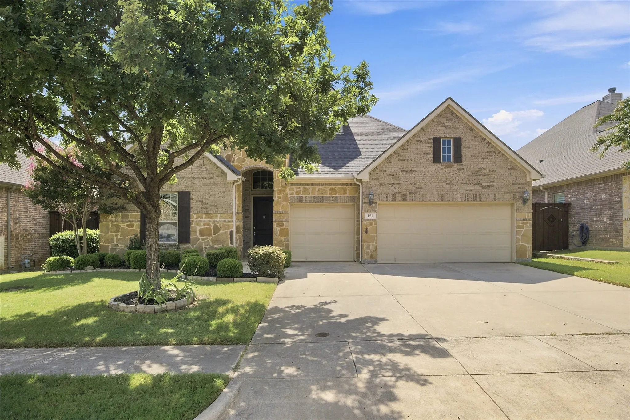 Single Family Residence For Sale in Denton County , 121 Oakwood Lane, Hickory Creek, Texas 75065, 4 Bedroom, 3 Bathroom, 3 Garage spaces, 2,942 Sqft, built in 2014, mls#21302463, Real Estate Agent in Hickory Creek, Homes For Sale in Denton county, Homes For Sale in Hickory Creek, Realtor in Hickory Creek Texas, Real Estate Brokerage Independent Realty Texas, Luminita Cordes Realtor