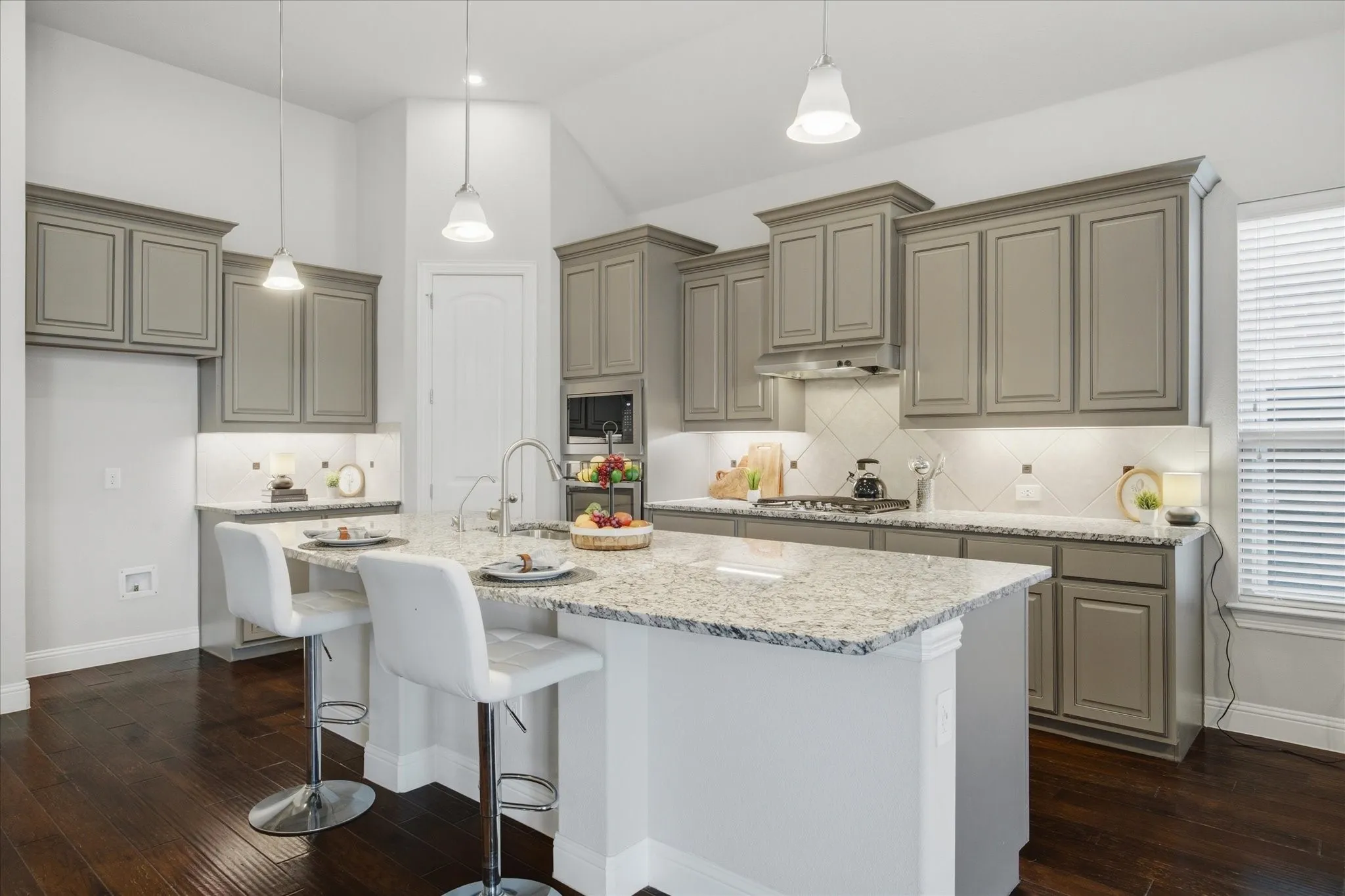 Single Family Residence For Sale in Denton County , 121 Oakwood Lane, Hickory Creek, Texas 75065, 4 Bedroom, 3 Bathroom, 3 Garage spaces, 2,942 Sqft, built in 2014, mls#21302463, Real Estate Agent in Hickory Creek, Homes For Sale in Denton county, Homes For Sale in Hickory Creek, Realtor in Hickory Creek Texas, Real Estate Brokerage Independent Realty Texas, Luminita Cordes Realtor