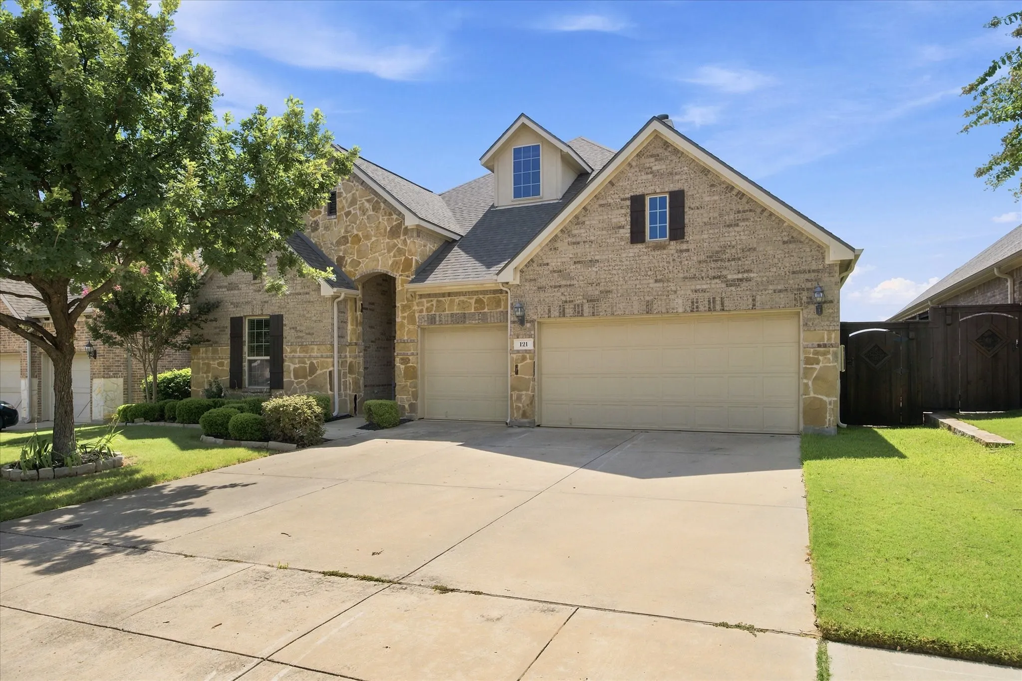 Single Family Residence For Sale in Denton County , 121 Oakwood Lane, Hickory Creek, Texas 75065, 4 Bedroom, 3 Bathroom, 3 Garage spaces, 2,942 Sqft, built in 2014, mls#21302463, Real Estate Agent in Hickory Creek, Homes For Sale in Denton county, Homes For Sale in Hickory Creek, Realtor in Hickory Creek Texas, Real Estate Brokerage Independent Realty Texas, Luminita Cordes Realtor