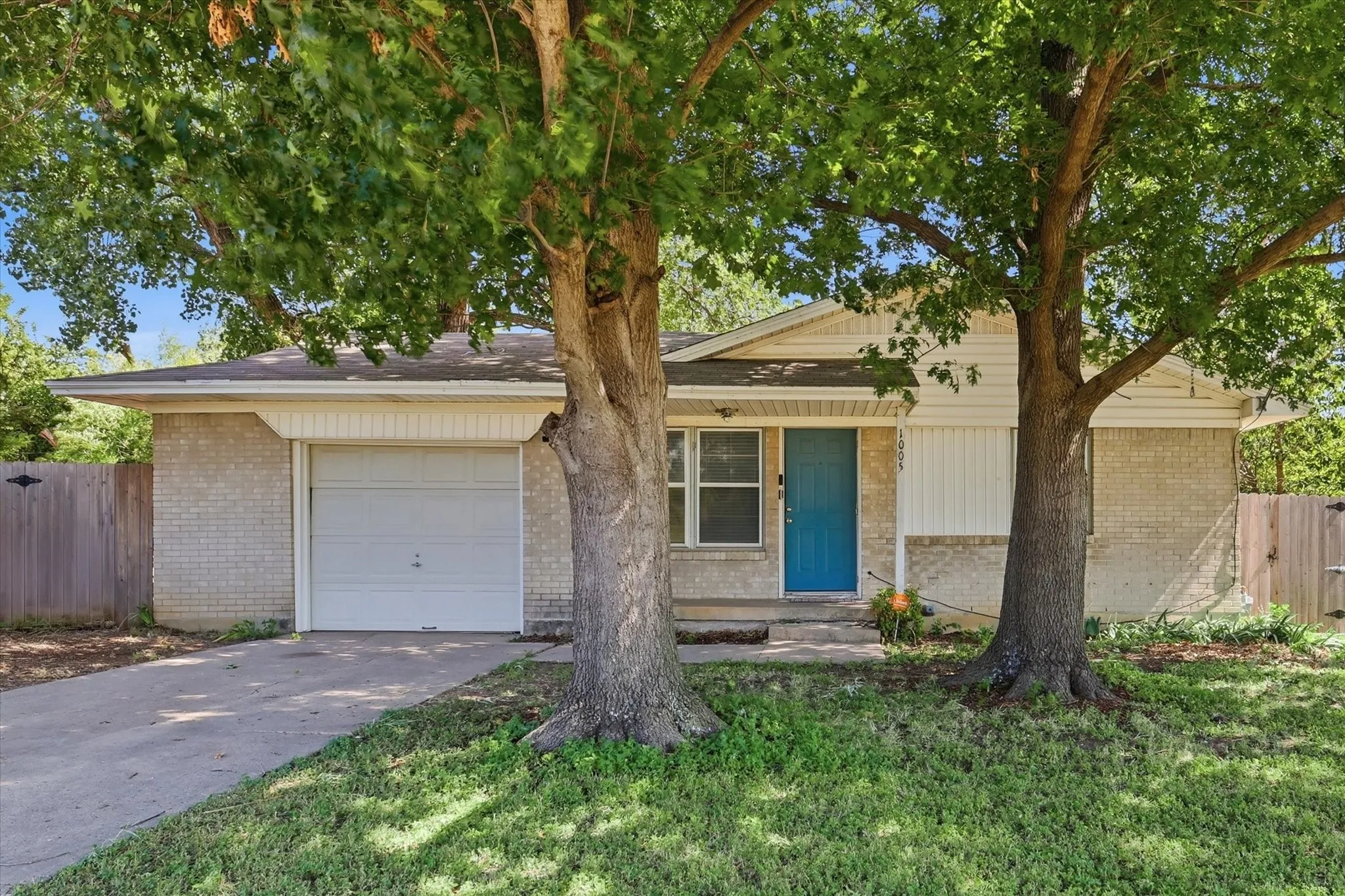 Single Family Residence For Sale in Denton County , 1005 Monterey Drive, Denton, Texas 76209, 3 Bedroom, 1 Bathroom, 1 Garage spaces, 978 Sqft, built in 1965, mls#21327166, Real Estate Agent in Denton, Homes For Sale in Denton county, Homes For Sale in Denton, Realtor in Denton Texas, Real Estate Brokerage Independent Realty Texas, Luminita Cordes Realtor