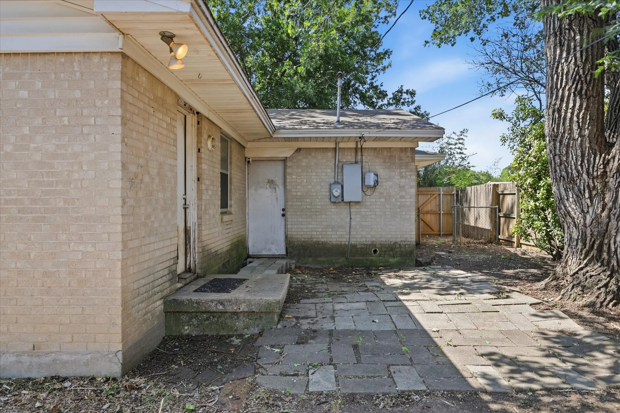 Single Family Residence For Sale in Denton County , 1005 Monterey Drive, Denton, Texas 76209, 3 Bedroom, 1 Bathroom, 1 Garage spaces, 978 Sqft, built in 1965, mls#21327166, Real Estate Agent in Denton, Homes For Sale in Denton county, Homes For Sale in Denton, Realtor in Denton Texas, Real Estate Brokerage Independent Realty Texas, Luminita Cordes Realtor