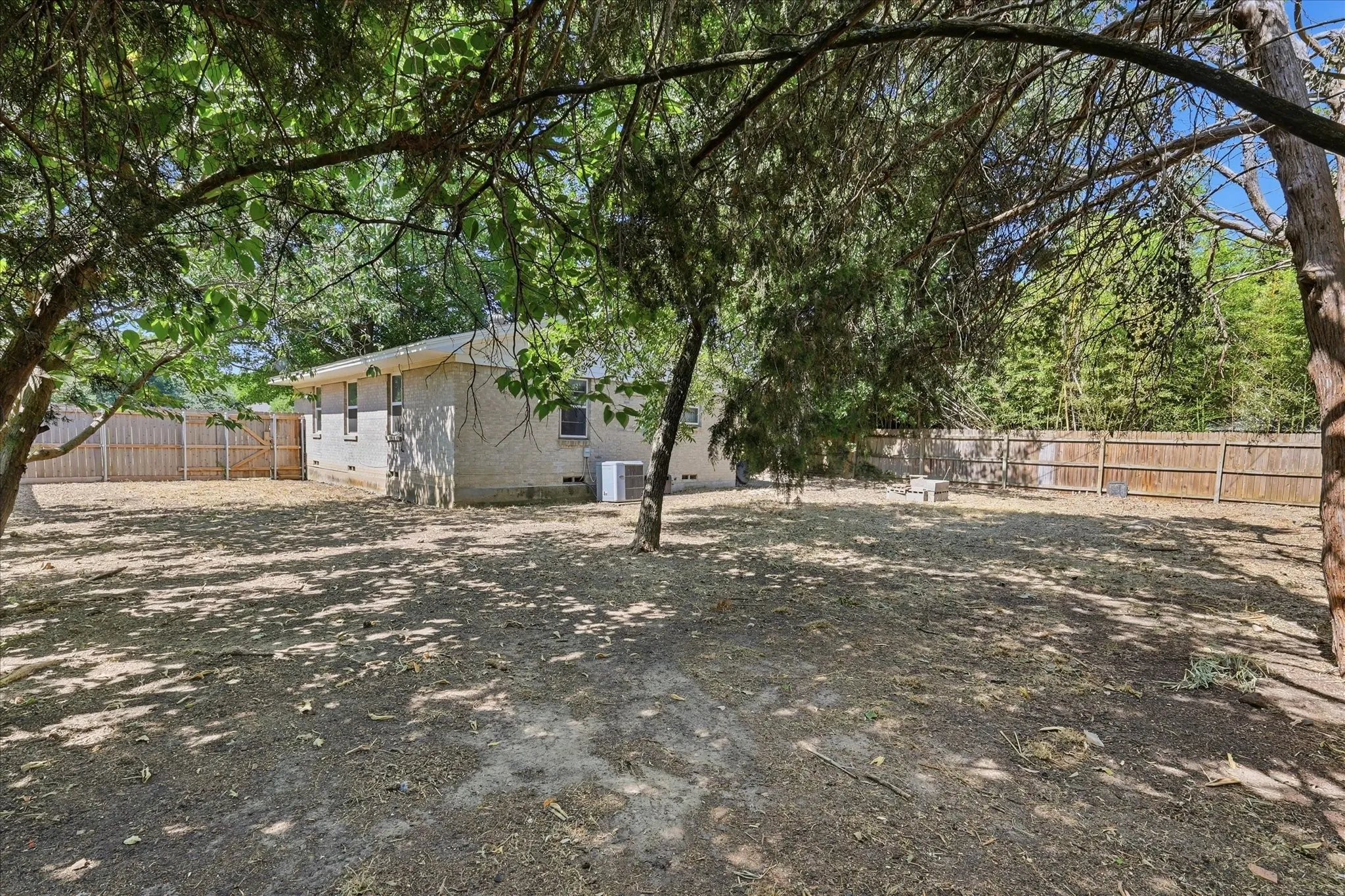 Single Family Residence For Sale in Denton County , 1005 Monterey Drive, Denton, Texas 76209, 3 Bedroom, 1 Bathroom, 1 Garage spaces, 978 Sqft, built in 1965, mls#21327166, Real Estate Agent in Denton, Homes For Sale in Denton county, Homes For Sale in Denton, Realtor in Denton Texas, Real Estate Brokerage Independent Realty Texas, Luminita Cordes Realtor