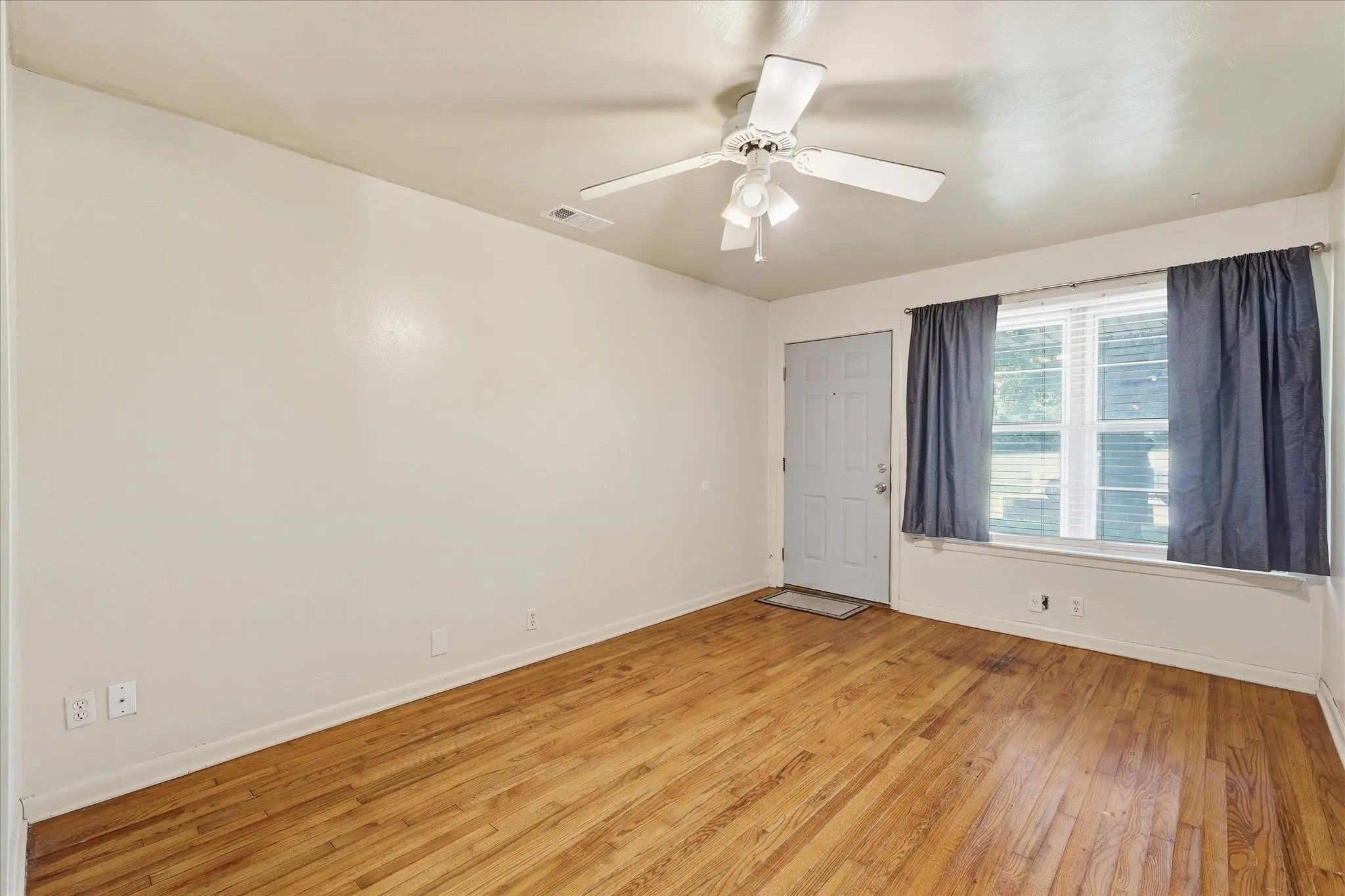 Single Family Residence For Sale in Denton County , 1005 Monterey Drive, Denton, Texas 76209, 3 Bedroom, 1 Bathroom, 1 Garage spaces, 978 Sqft, built in 1965, mls#21327166, Real Estate Agent in Denton, Homes For Sale in Denton county, Homes For Sale in Denton, Realtor in Denton Texas, Real Estate Brokerage Independent Realty Texas, Luminita Cordes Realtor