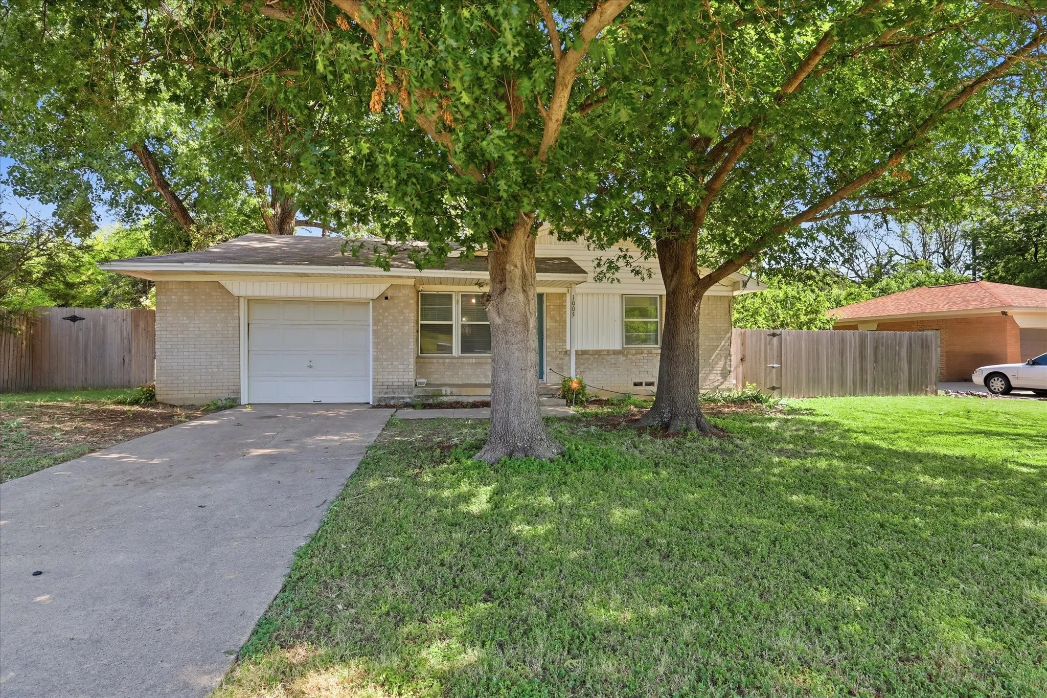 Single Family Residence For Sale in Denton County , 1005 Monterey Drive, Denton, Texas 76209, 3 Bedroom, 1 Bathroom, 1 Garage spaces, 978 Sqft, built in 1965, mls#21327166, Real Estate Agent in Denton, Homes For Sale in Denton county, Homes For Sale in Denton, Realtor in Denton Texas, Real Estate Brokerage Independent Realty Texas, Luminita Cordes Realtor