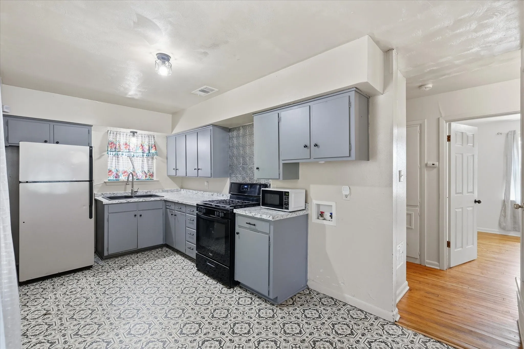 Single Family Residence For Sale in Denton County , 1005 Monterey Drive, Denton, Texas 76209, 3 Bedroom, 1 Bathroom, 1 Garage spaces, 978 Sqft, built in 1965, mls#21327166, Real Estate Agent in Denton, Homes For Sale in Denton county, Homes For Sale in Denton, Realtor in Denton Texas, Real Estate Brokerage Independent Realty Texas, Luminita Cordes Realtor