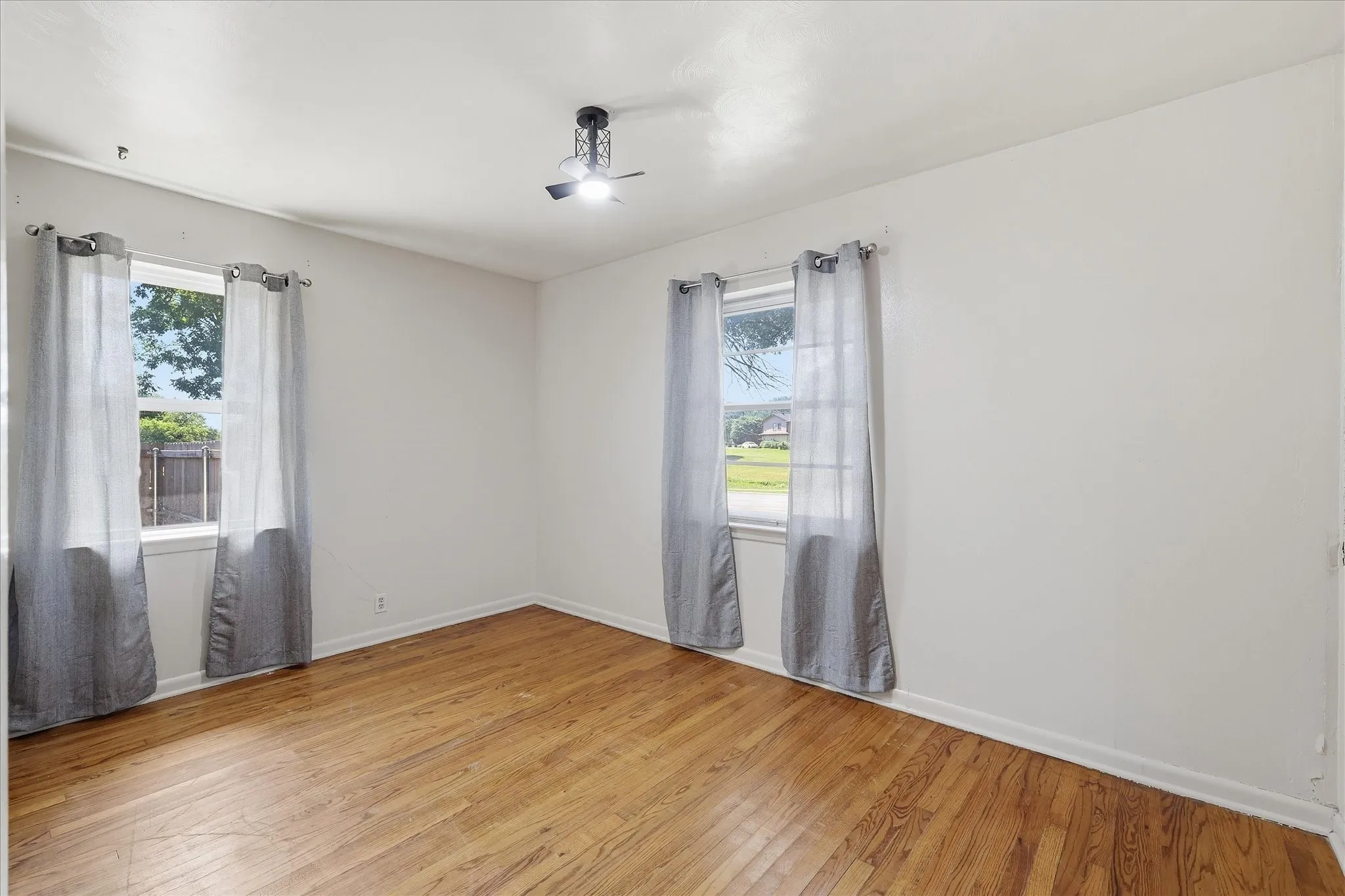 Single Family Residence For Sale in Denton County , 1005 Monterey Drive, Denton, Texas 76209, 3 Bedroom, 1 Bathroom, 1 Garage spaces, 978 Sqft, built in 1965, mls#21327166, Real Estate Agent in Denton, Homes For Sale in Denton county, Homes For Sale in Denton, Realtor in Denton Texas, Real Estate Brokerage Independent Realty Texas, Luminita Cordes Realtor