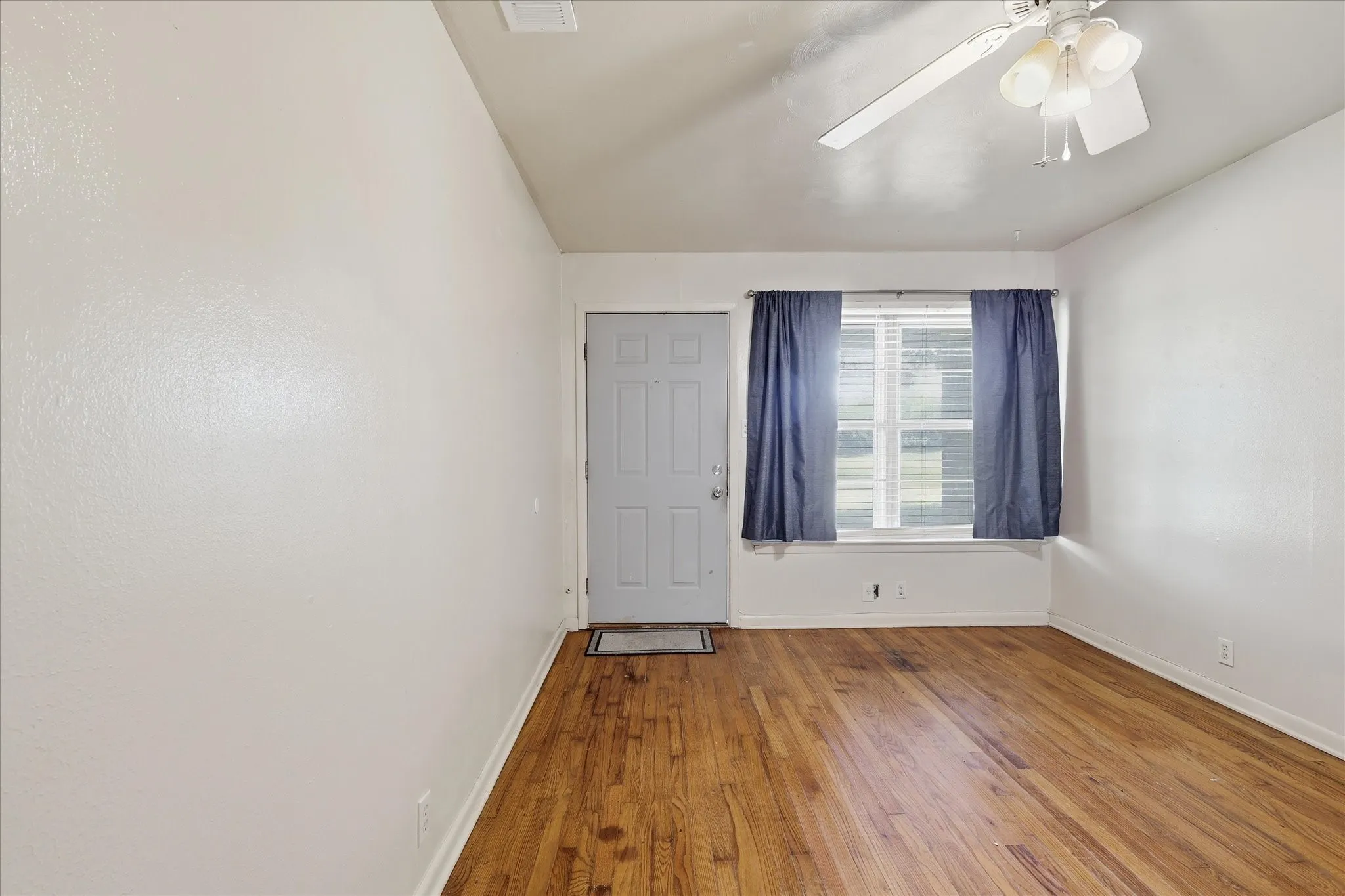 Single Family Residence For Sale in Denton County , 1005 Monterey Drive, Denton, Texas 76209, 3 Bedroom, 1 Bathroom, 1 Garage spaces, 978 Sqft, built in 1965, mls#21327166, Real Estate Agent in Denton, Homes For Sale in Denton county, Homes For Sale in Denton, Realtor in Denton Texas, Real Estate Brokerage Independent Realty Texas, Luminita Cordes Realtor