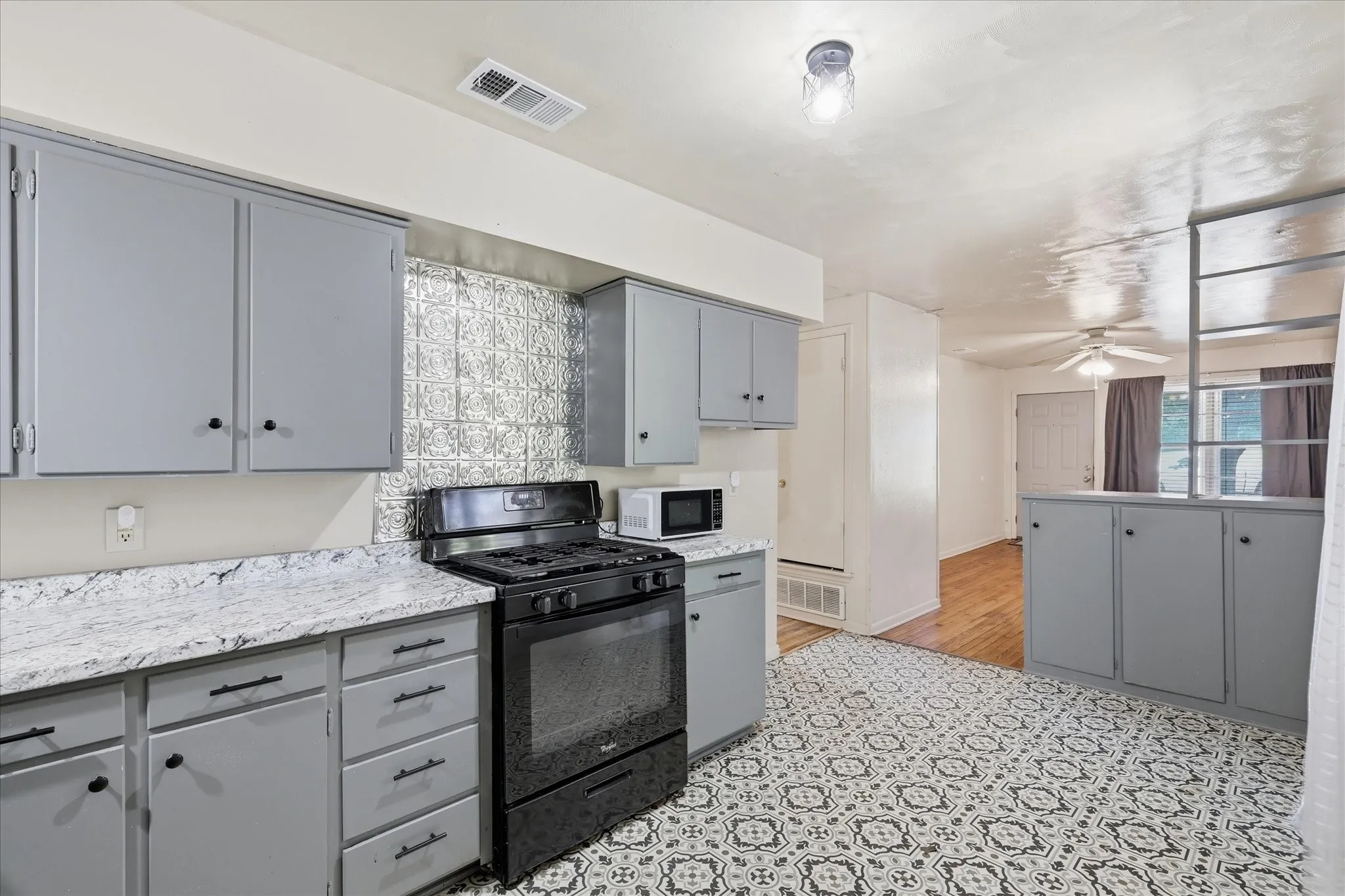 Single Family Residence For Sale in Denton County , 1005 Monterey Drive, Denton, Texas 76209, 3 Bedroom, 1 Bathroom, 1 Garage spaces, 978 Sqft, built in 1965, mls#21327166, Real Estate Agent in Denton, Homes For Sale in Denton county, Homes For Sale in Denton, Realtor in Denton Texas, Real Estate Brokerage Independent Realty Texas, Luminita Cordes Realtor
