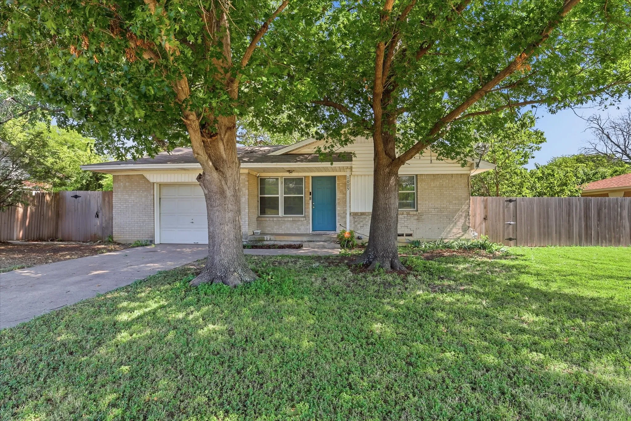 Single Family Residence For Sale in Denton County , 1005 Monterey Drive, Denton, Texas 76209, 3 Bedroom, 1 Bathroom, 1 Garage spaces, 978 Sqft, built in 1965, mls#21327166, Real Estate Agent in Denton, Homes For Sale in Denton county, Homes For Sale in Denton, Realtor in Denton Texas, Real Estate Brokerage Independent Realty Texas, Luminita Cordes Realtor
