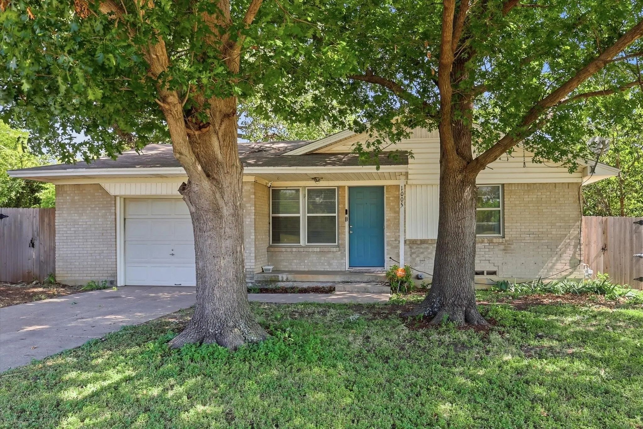 Single Family Residence For Sale in Denton County , 1005 Monterey Drive, Denton, Texas 76209, 3 Bedroom, 1 Bathroom, 1 Garage spaces, 978 Sqft, built in 1965, mls#21327166, Real Estate Agent in Denton, Homes For Sale in Denton county, Homes For Sale in Denton, Realtor in Denton Texas, Real Estate Brokerage Independent Realty Texas, Luminita Cordes Realtor