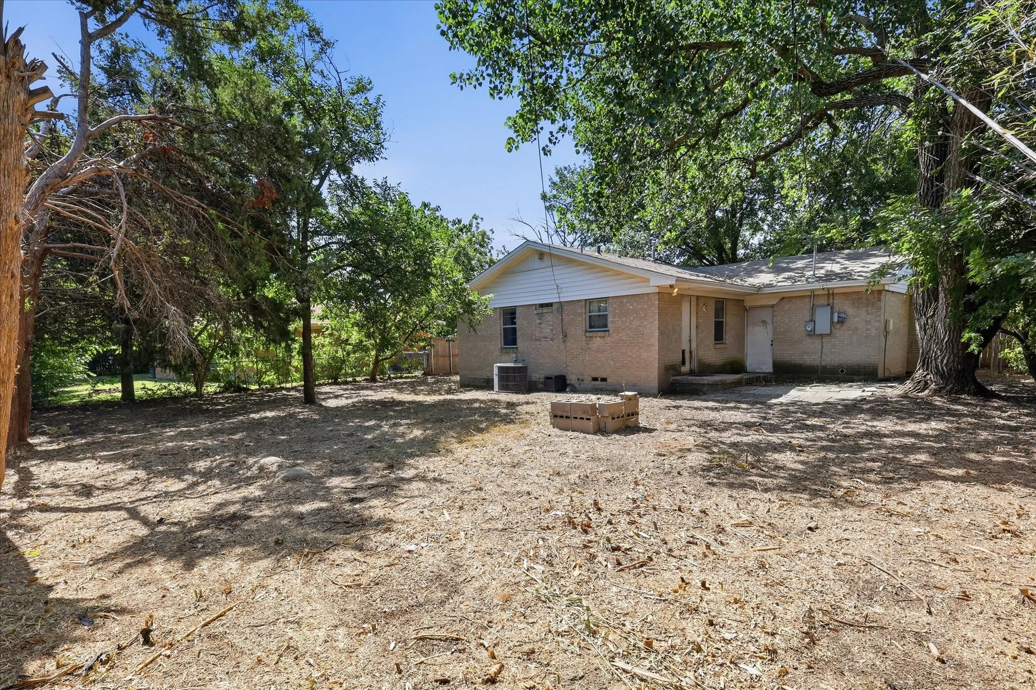 Single Family Residence For Sale in Denton County , 1005 Monterey Drive, Denton, Texas 76209, 3 Bedroom, 1 Bathroom, 1 Garage spaces, 978 Sqft, built in 1965, mls#21327166, Real Estate Agent in Denton, Homes For Sale in Denton county, Homes For Sale in Denton, Realtor in Denton Texas, Real Estate Brokerage Independent Realty Texas, Luminita Cordes Realtor