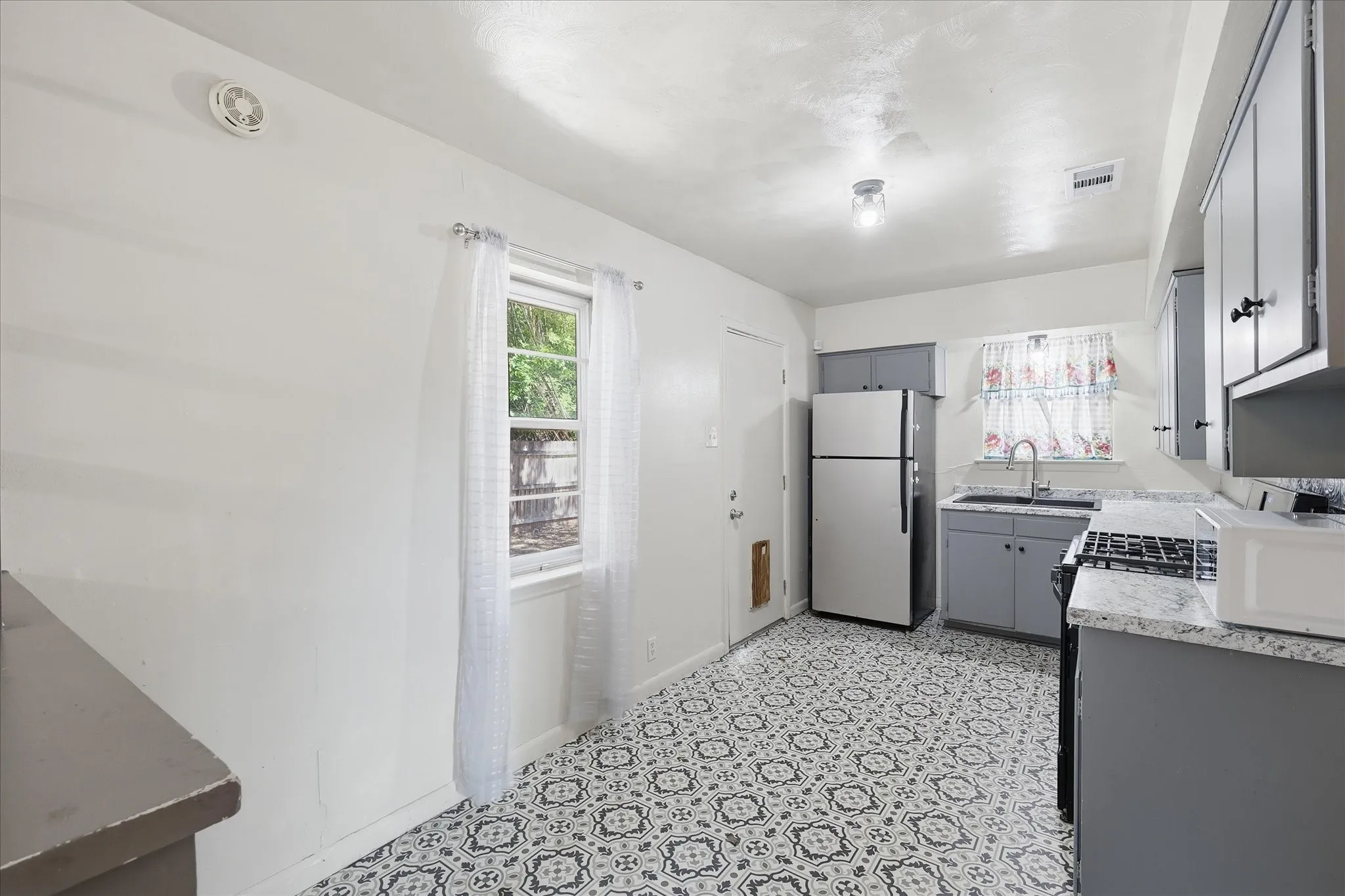 Single Family Residence For Sale in Denton County , 1005 Monterey Drive, Denton, Texas 76209, 3 Bedroom, 1 Bathroom, 1 Garage spaces, 978 Sqft, built in 1965, mls#21327166, Real Estate Agent in Denton, Homes For Sale in Denton county, Homes For Sale in Denton, Realtor in Denton Texas, Real Estate Brokerage Independent Realty Texas, Luminita Cordes Realtor