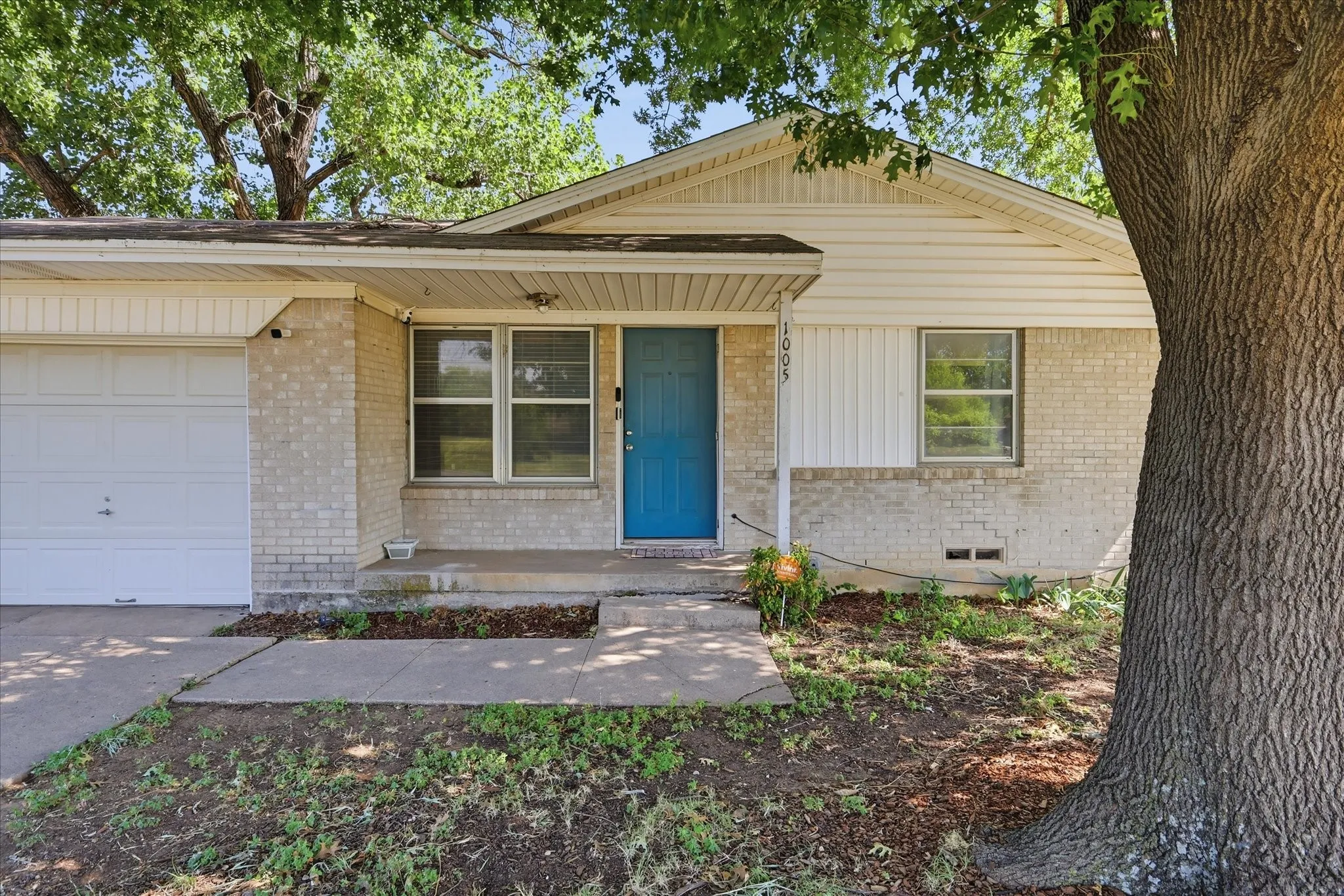 Single Family Residence For Sale in Denton County , 1005 Monterey Drive, Denton, Texas 76209, 3 Bedroom, 1 Bathroom, 1 Garage spaces, 978 Sqft, built in 1965, mls#21327166, Real Estate Agent in Denton, Homes For Sale in Denton county, Homes For Sale in Denton, Realtor in Denton Texas, Real Estate Brokerage Independent Realty Texas, Luminita Cordes Realtor