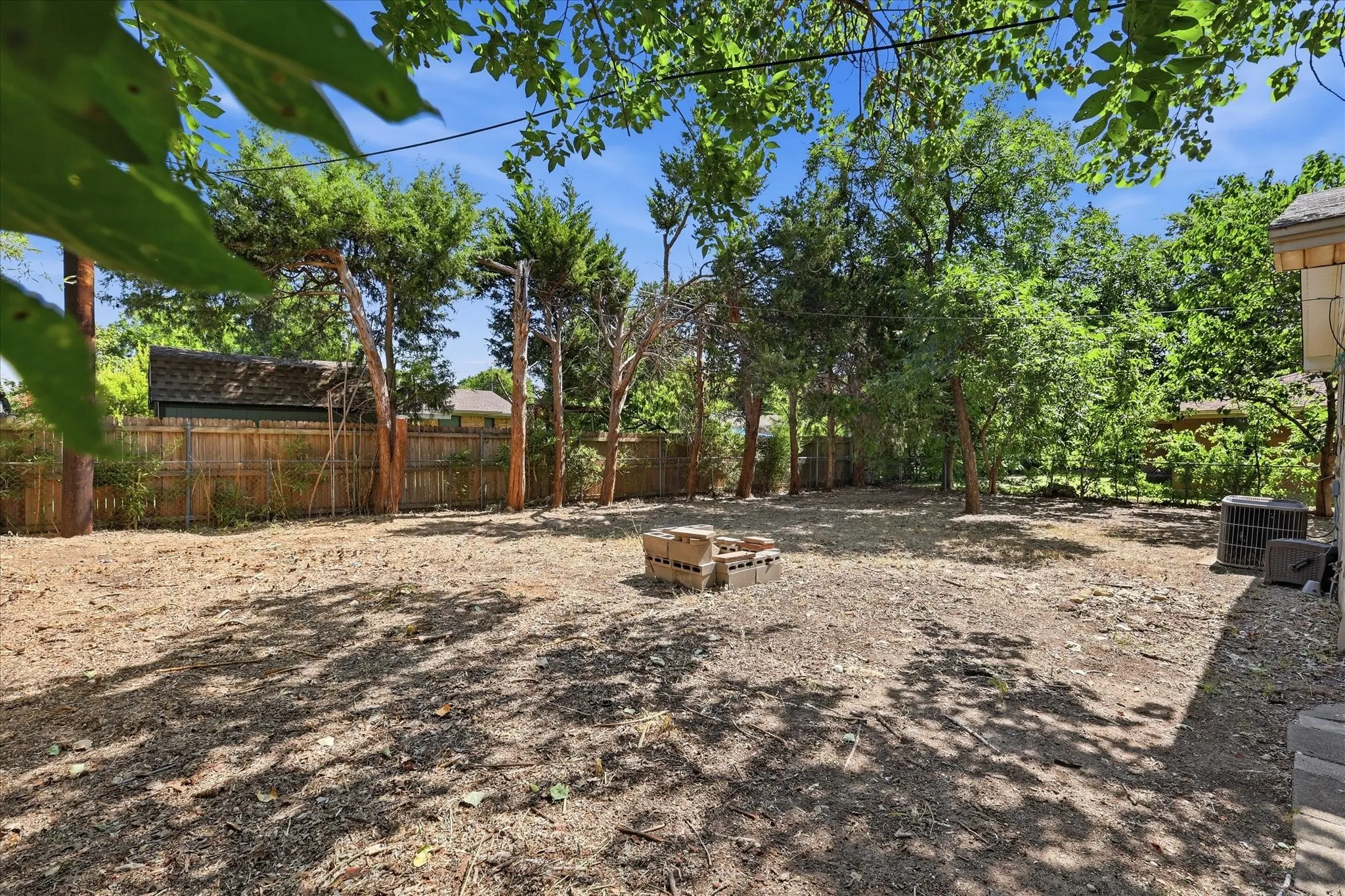 Single Family Residence For Sale in Denton County , 1005 Monterey Drive, Denton, Texas 76209, 3 Bedroom, 1 Bathroom, 1 Garage spaces, 978 Sqft, built in 1965, mls#21327166, Real Estate Agent in Denton, Homes For Sale in Denton county, Homes For Sale in Denton, Realtor in Denton Texas, Real Estate Brokerage Independent Realty Texas, Luminita Cordes Realtor