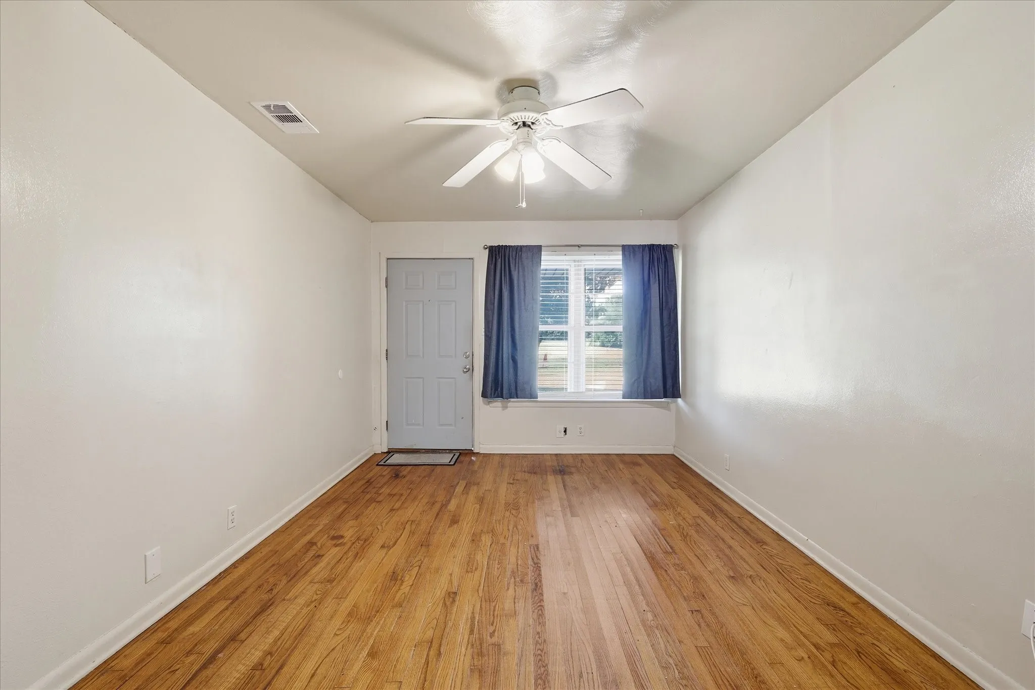 Single Family Residence For Sale in Denton County , 1005 Monterey Drive, Denton, Texas 76209, 3 Bedroom, 1 Bathroom, 1 Garage spaces, 978 Sqft, built in 1965, mls#21327166, Real Estate Agent in Denton, Homes For Sale in Denton county, Homes For Sale in Denton, Realtor in Denton Texas, Real Estate Brokerage Independent Realty Texas, Luminita Cordes Realtor