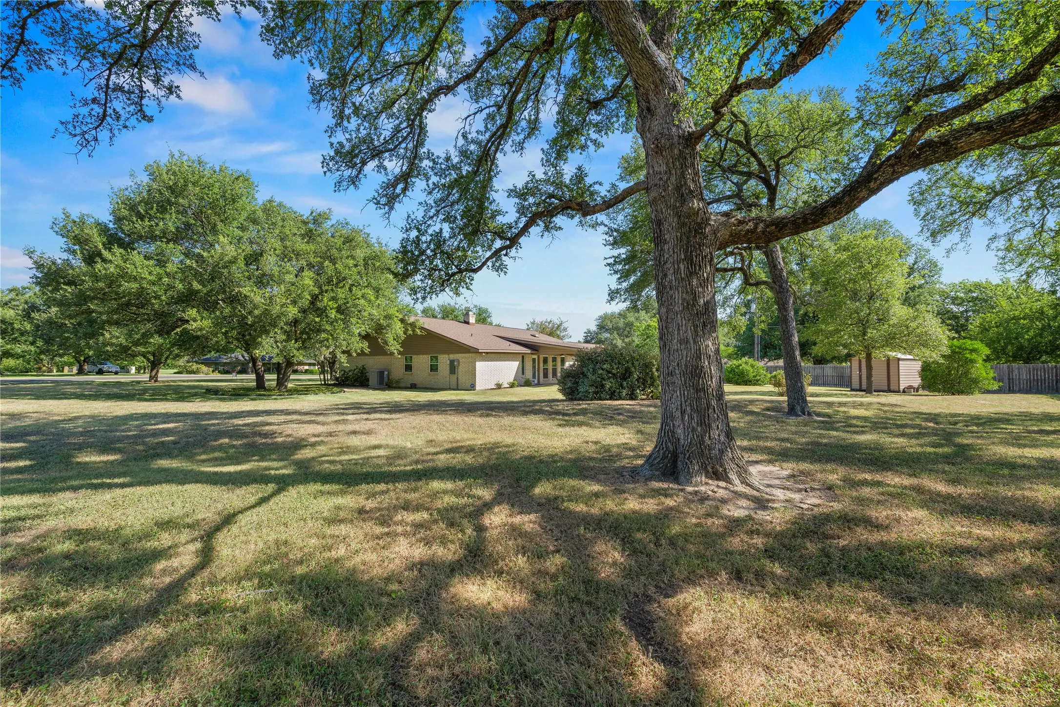 Single Family Residence For Sale in Mc Lennan County , 501 Brint Lane, Robinson, Texas 76706, 3 Bedroom, 3 Bathroom, 2 Garage spaces, 2,800 Sqft, built in 1982, mls#21282906, Real Estate Agent in Robinson, Homes For Sale in Mc Lennan county, Homes For Sale in Robinson, Realtor in Robinson Texas, Real Estate Brokerage Independent Realty Texas, Luminita Cordes Realtor