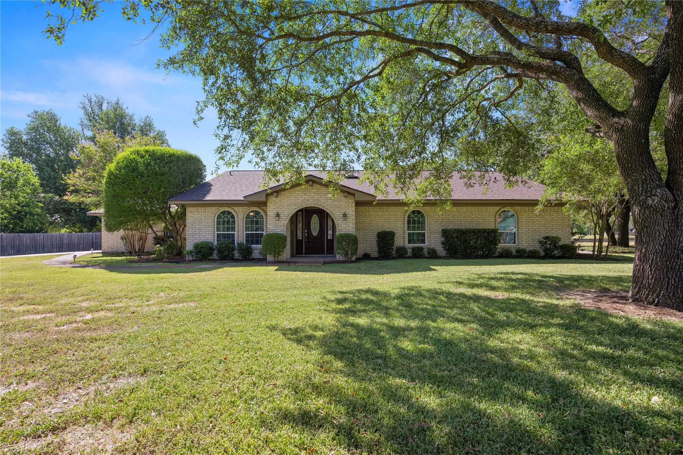 Single Family Residence For Sale in Mc Lennan County , 501 Brint Lane, Robinson, Texas 76706, 3 Bedroom, 3 Bathroom, 2 Garage spaces, 2,800 Sqft, built in 1982, mls#21282906, Real Estate Agent in Robinson, Homes For Sale in Mc Lennan county, Homes For Sale in Robinson, Realtor in Robinson Texas, Real Estate Brokerage Independent Realty Texas, Luminita Cordes Realtor