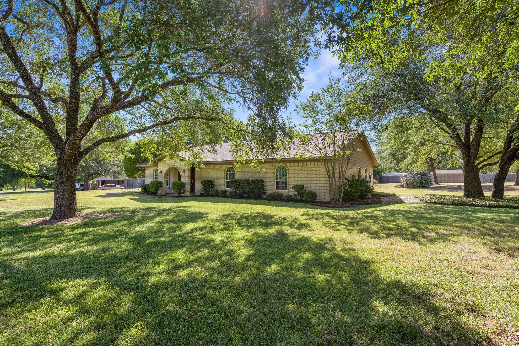 Single Family Residence For Sale in Mc Lennan County , 501 Brint Lane, Robinson, Texas 76706, 3 Bedroom, 3 Bathroom, 2 Garage spaces, 2,800 Sqft, built in 1982, mls#21282906, Real Estate Agent in Robinson, Homes For Sale in Mc Lennan county, Homes For Sale in Robinson, Realtor in Robinson Texas, Real Estate Brokerage Independent Realty Texas, Luminita Cordes Realtor