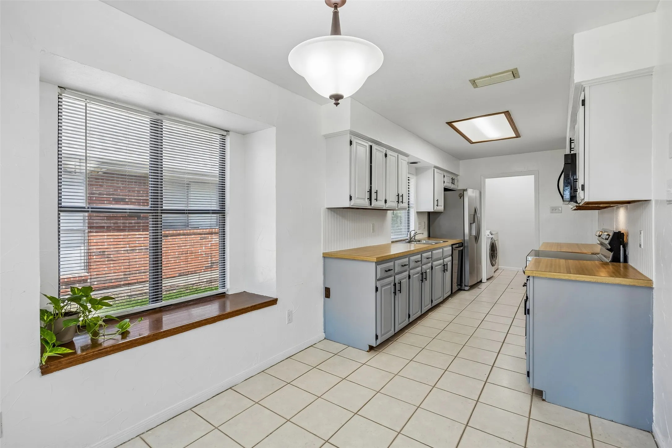 Single Family Residence For Sale in Denton County , 1725 Mayflower Drive, Carrollton, Texas 75007, 3 Bedroom, 2 Bathroom, 2 Garage spaces, 1,783 Sqft, built in 1983, mls#21323372, Real Estate Agent in Carrollton, Homes For Sale in Denton county, Homes For Sale in Carrollton, Realtor in Carrollton Texas, Real Estate Brokerage Independent Realty Texas, Luminita Cordes Realtor