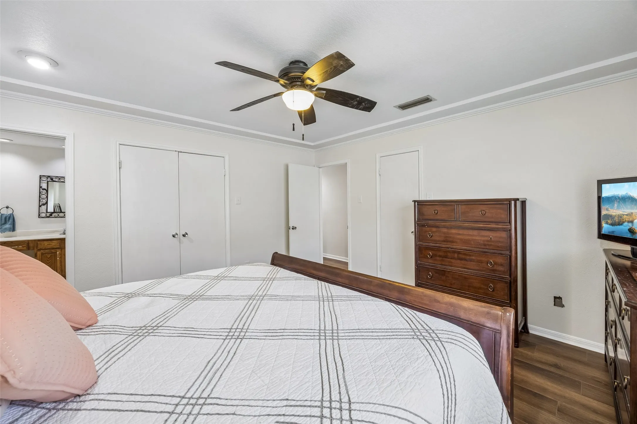 Single Family Residence For Sale in Denton County , 1725 Mayflower Drive, Carrollton, Texas 75007, 3 Bedroom, 2 Bathroom, 2 Garage spaces, 1,783 Sqft, built in 1983, mls#21323372, Real Estate Agent in Carrollton, Homes For Sale in Denton county, Homes For Sale in Carrollton, Realtor in Carrollton Texas, Real Estate Brokerage Independent Realty Texas, Luminita Cordes Realtor