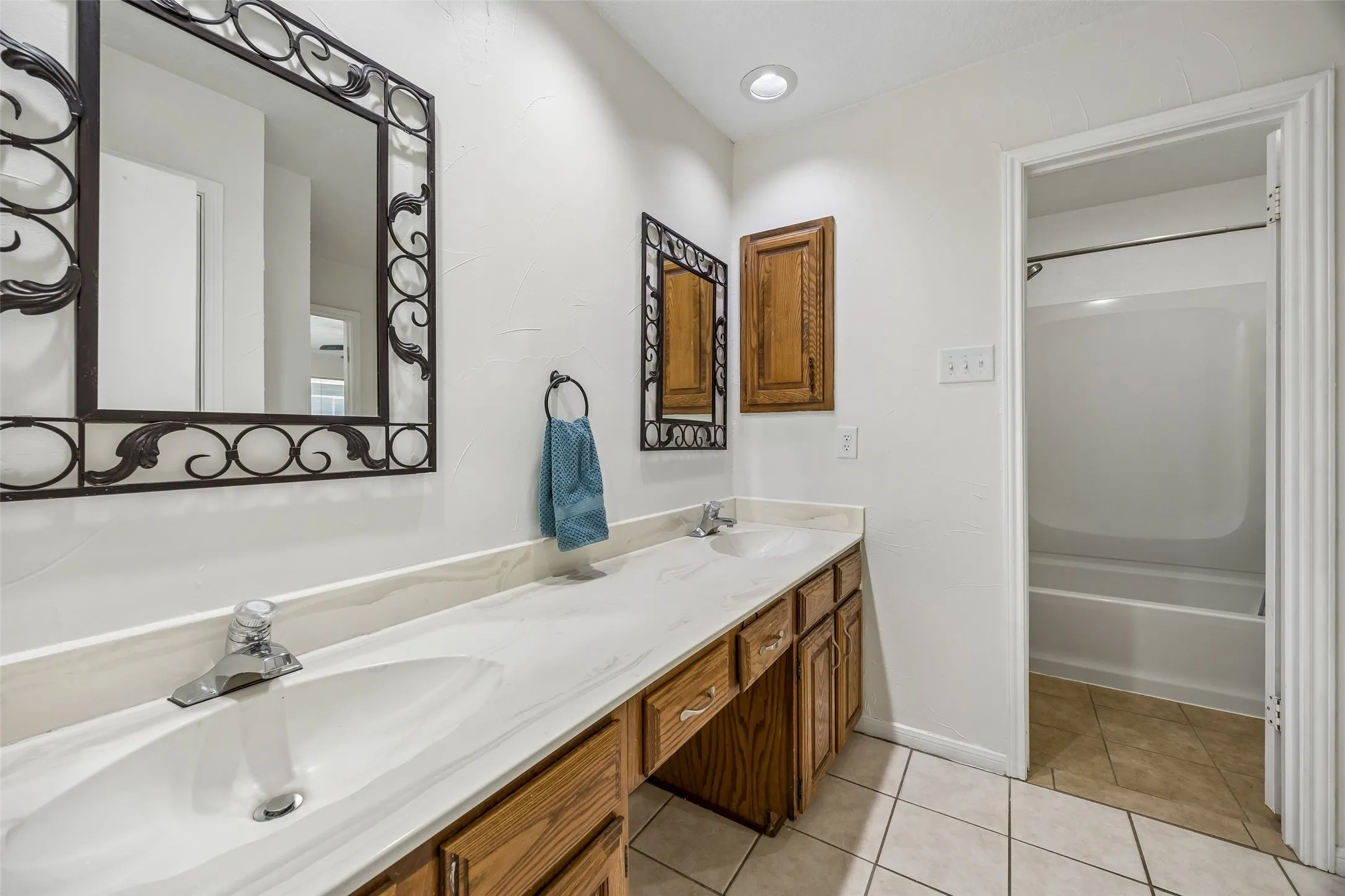 Single Family Residence For Sale in Denton County , 1725 Mayflower Drive, Carrollton, Texas 75007, 3 Bedroom, 2 Bathroom, 2 Garage spaces, 1,783 Sqft, built in 1983, mls#21323372, Real Estate Agent in Carrollton, Homes For Sale in Denton county, Homes For Sale in Carrollton, Realtor in Carrollton Texas, Real Estate Brokerage Independent Realty Texas, Luminita Cordes Realtor